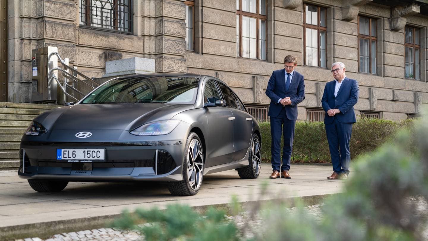 Ministr Kupka při předání elektromobilu Hyundai Ioniq 6