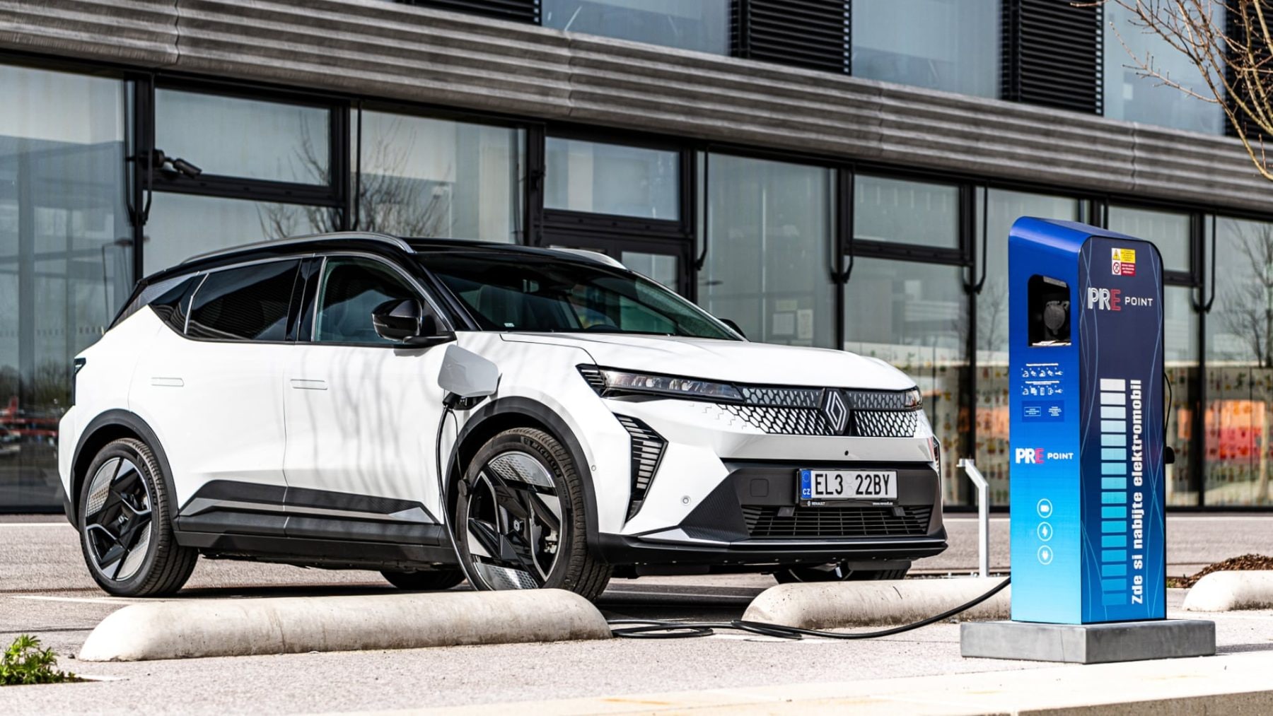 Nabíjení elektromobilu Renault na veřejné nabíjecí stanici PRE | foto: Renault