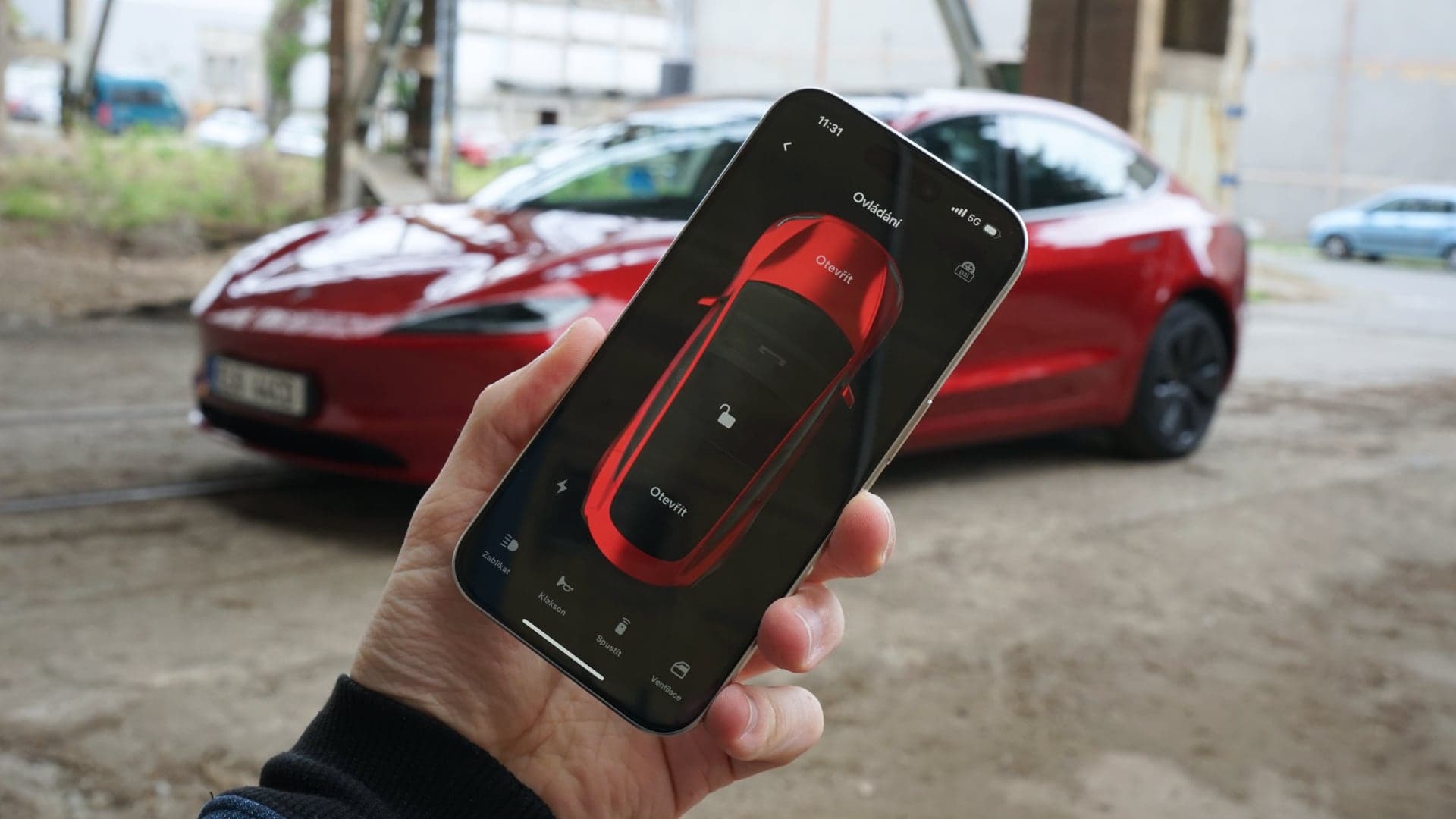Tesla Model 3 (2024) Highland ovládaná přes mobilní aplikaci | foto: Luboš Srb, Elektrickevozy.cz