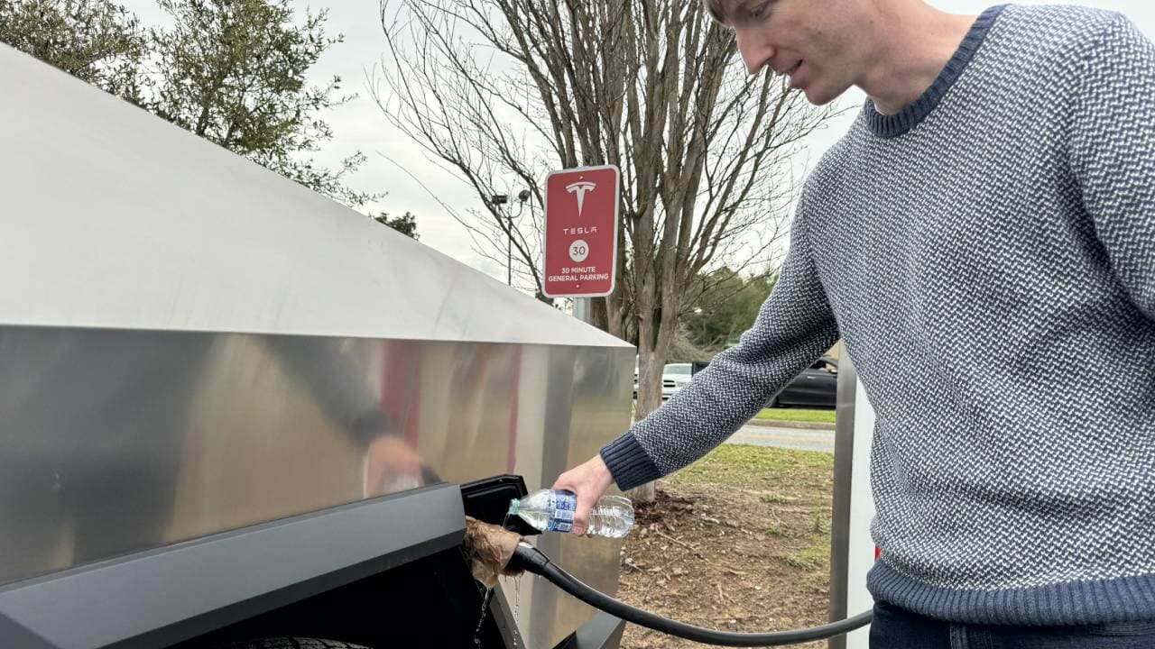 Tesla Cybertruck, chlazení nabíječky pomocí mokrého ručníku