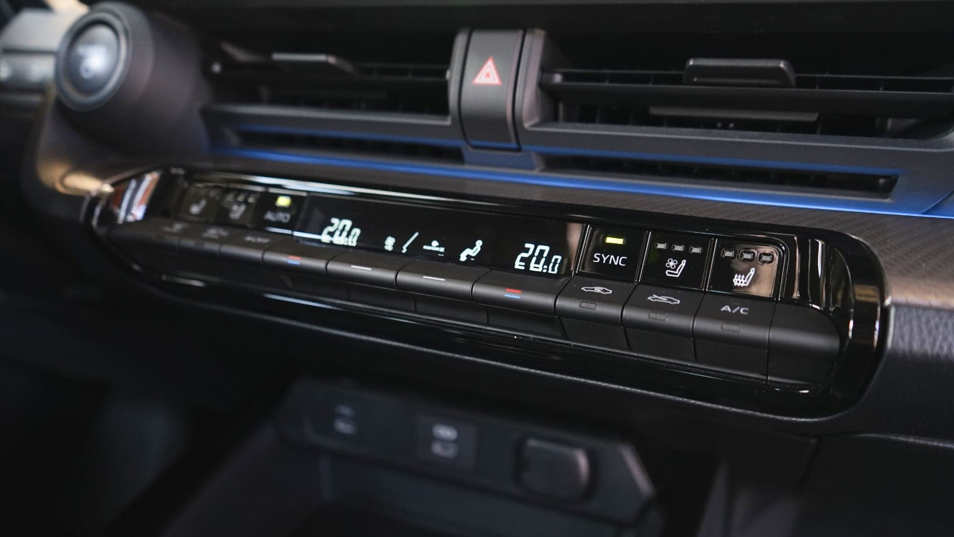 Ovládání pomocí klasických tlačítek ve voze Toyota Prius (2023) | Zdroj: Luboš Srb