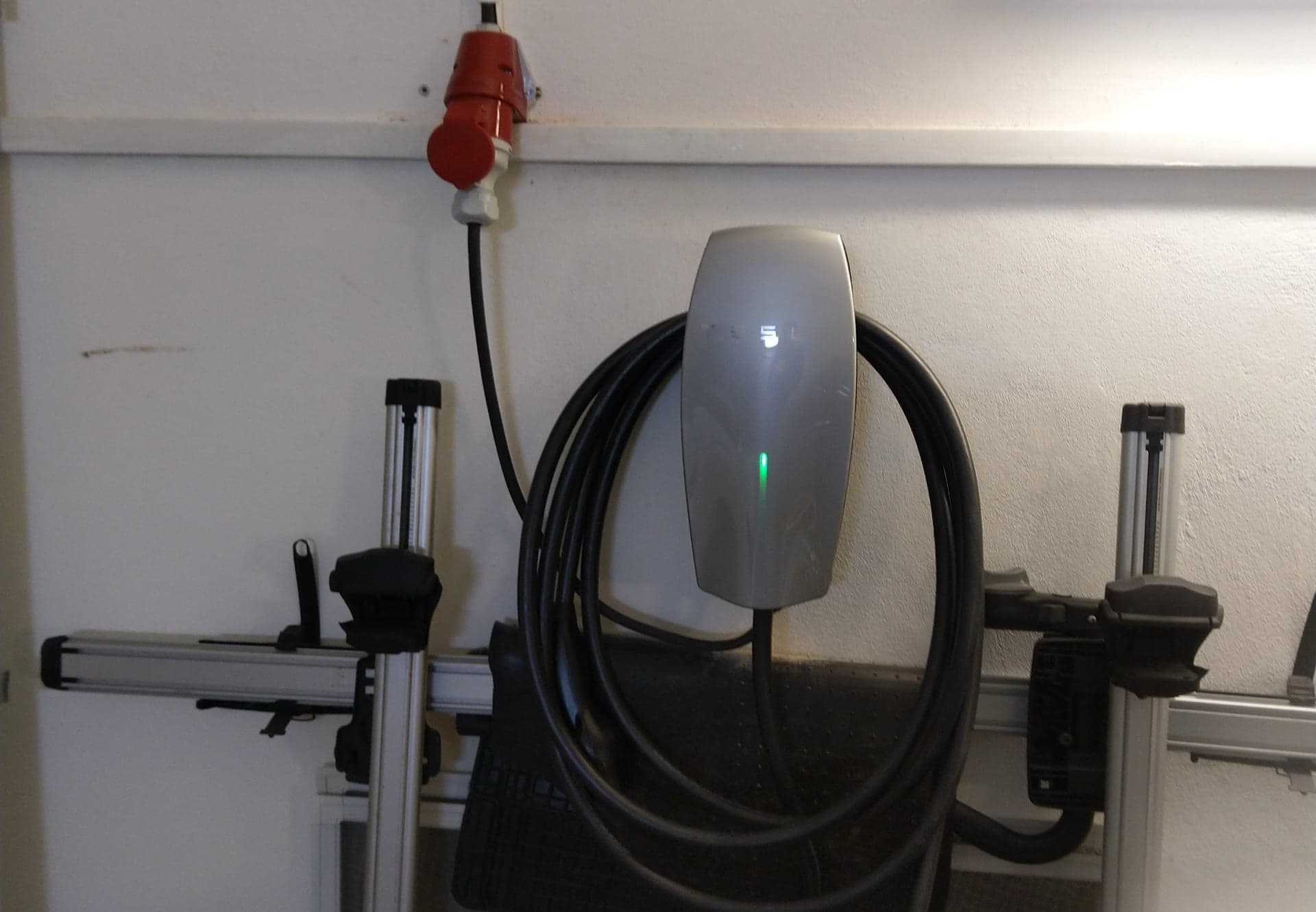 FO podnikající Dan Petřivalský do svého majetku pořídil elektromobil Tesla Model 3 a 2x nabíjecí stanici Tesla wallbox