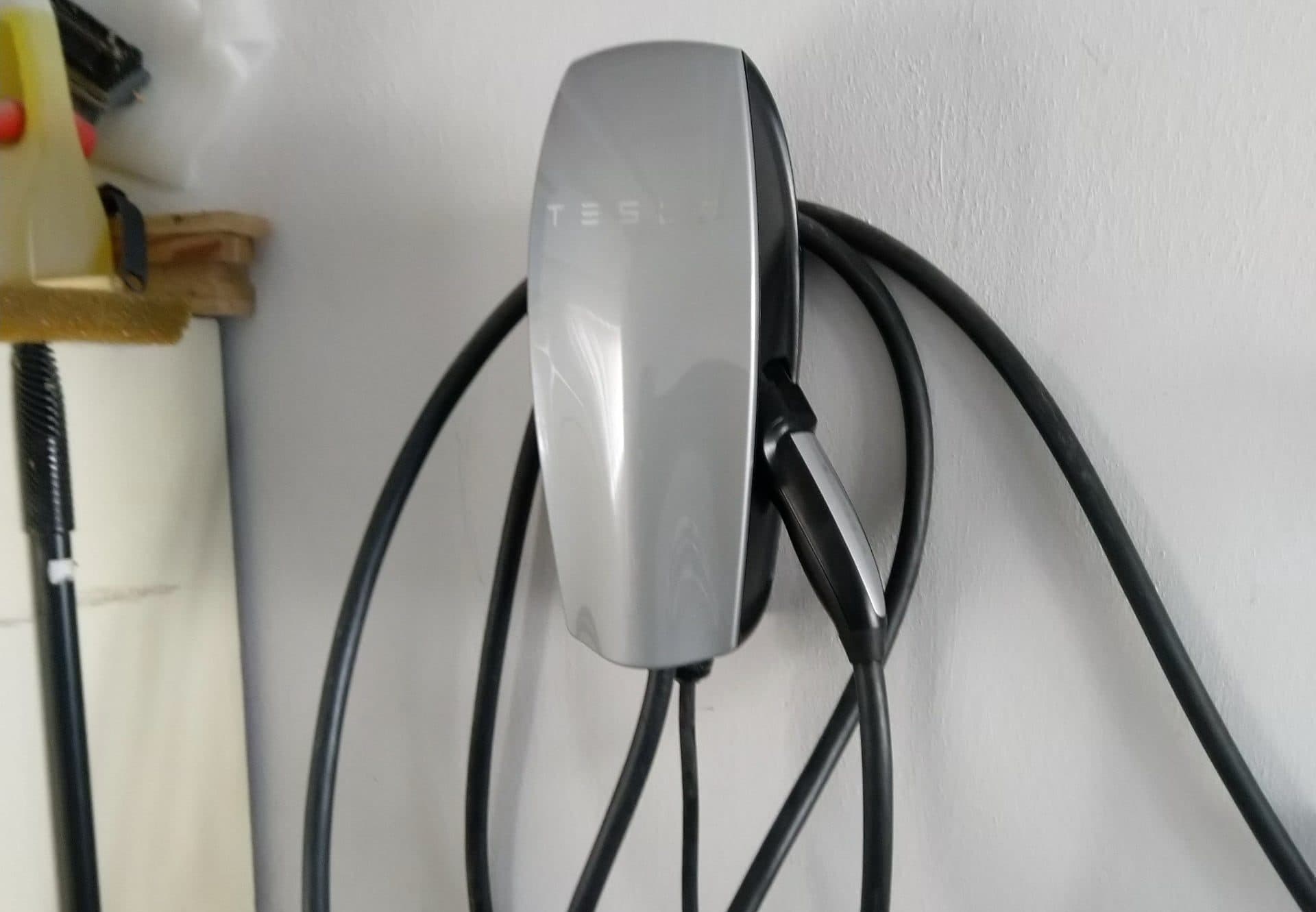 FO podnikající Dan Petřivalský do svého majetku pořídil elektromobil Tesla Model 3 a 2x nabíjecí stanici Tesla wallbox