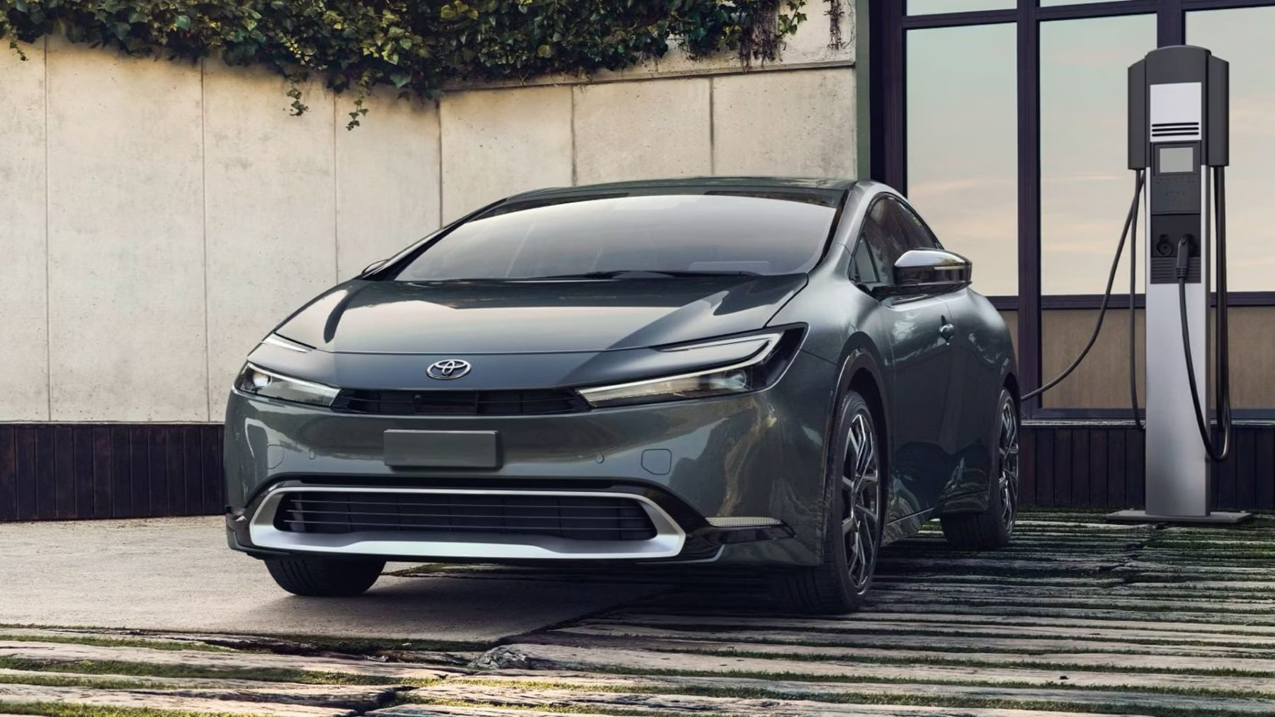 Toyota Prius Plug-in hybrid na veřejné nabíjecí stanici | foto: Toyota