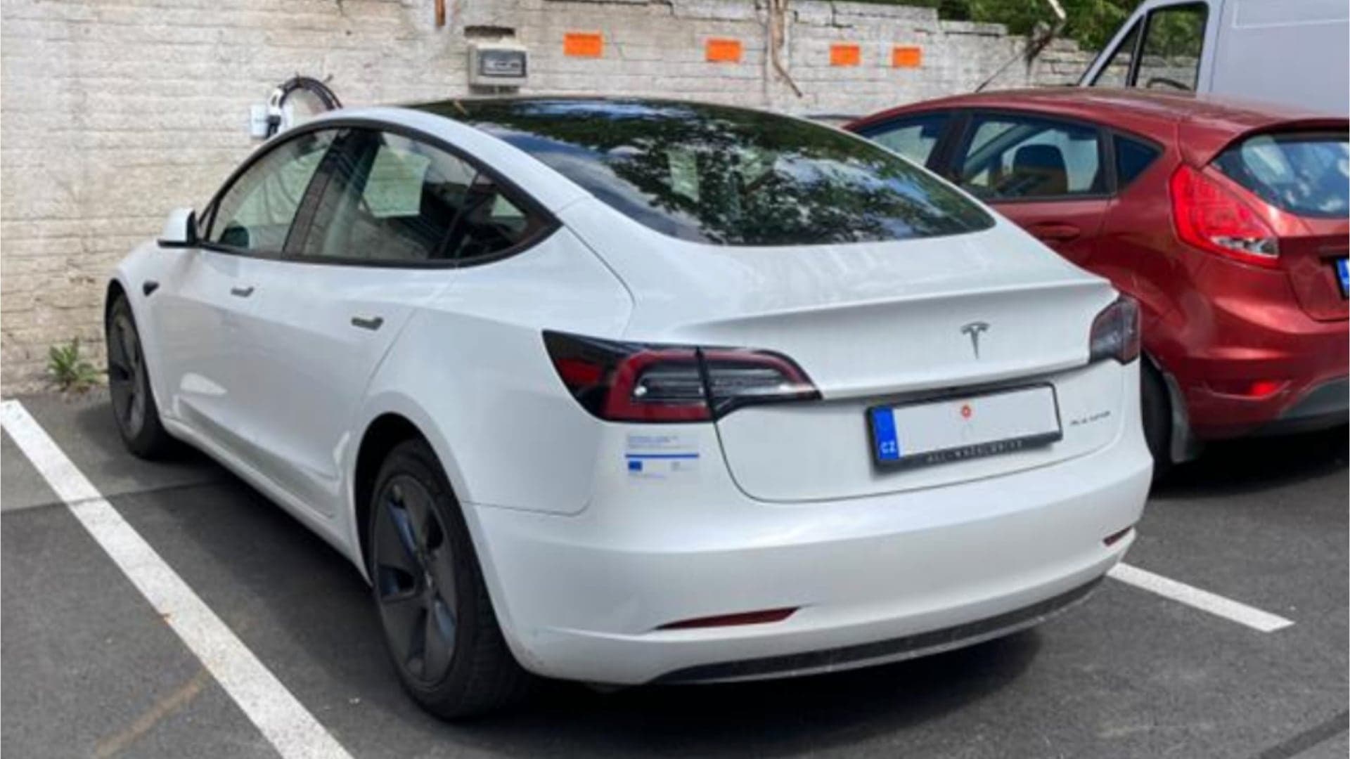 Firma PATRON-IT pořídila elektromobil Tesla Model 3 na dotaci