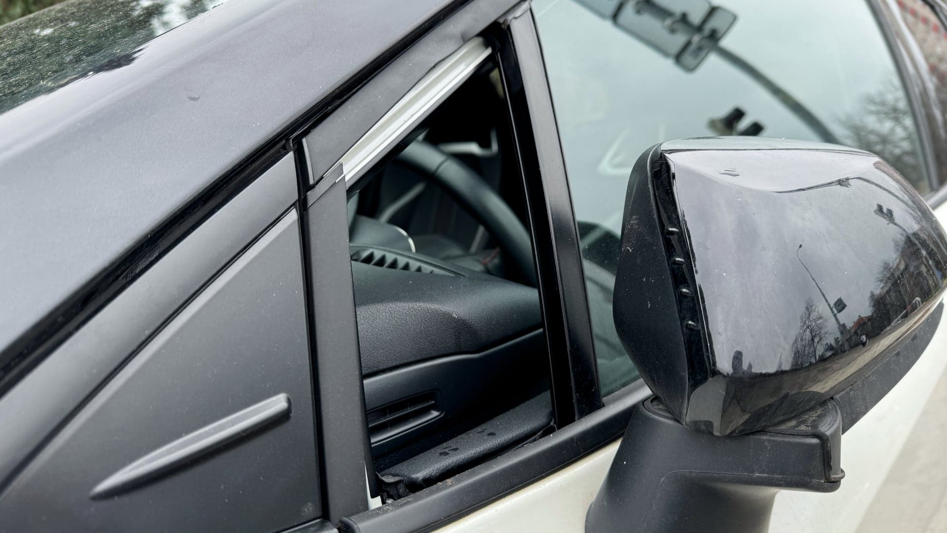 Toyota Corolla vandalismus krádež vloupání přes malé boční okénko