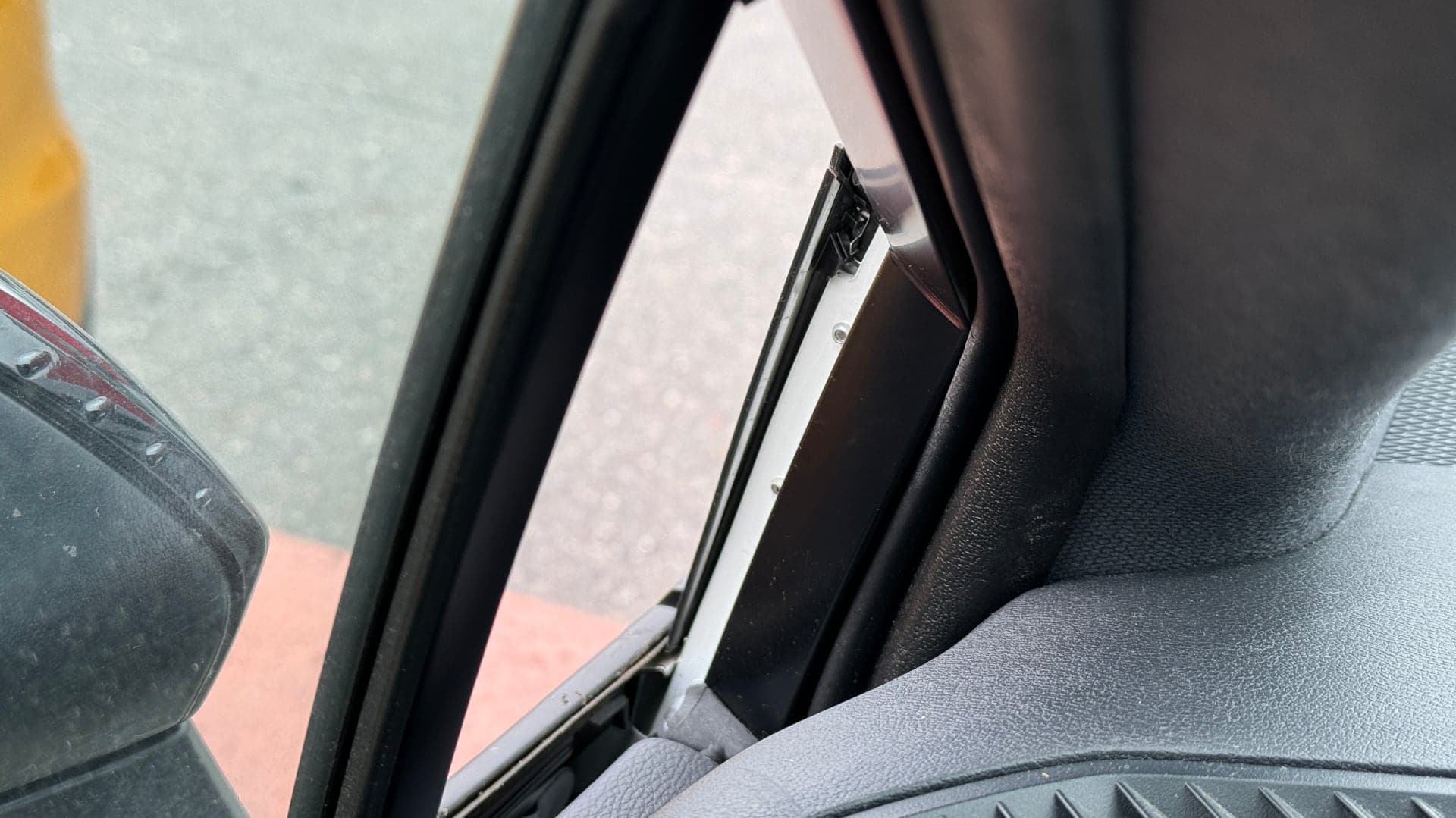 Toyota Corolla vandalismus krádež vloupání přes malé boční okénko