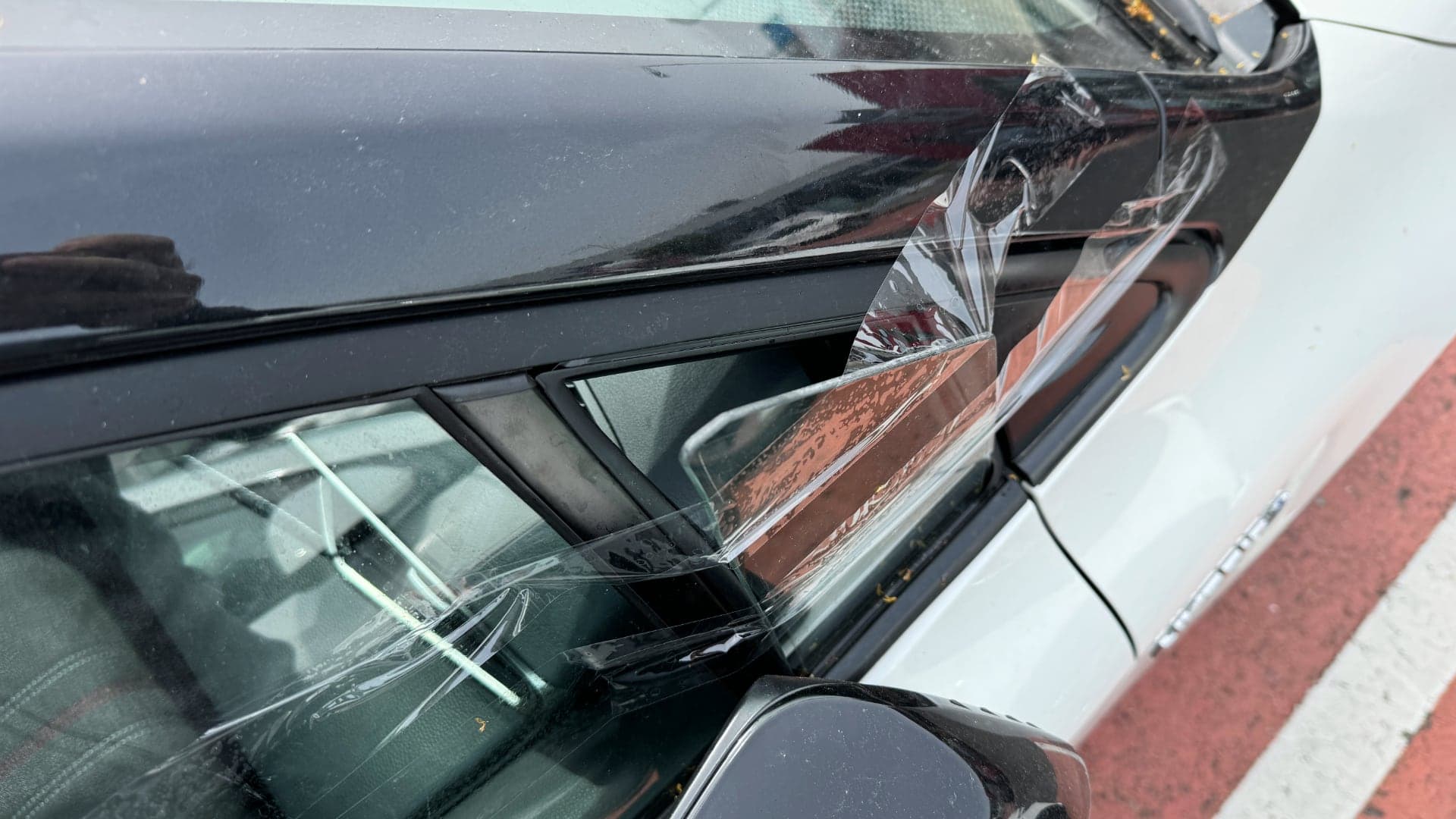 Toyota Corolla vandalismus krádež vloupání přes malé boční okénko