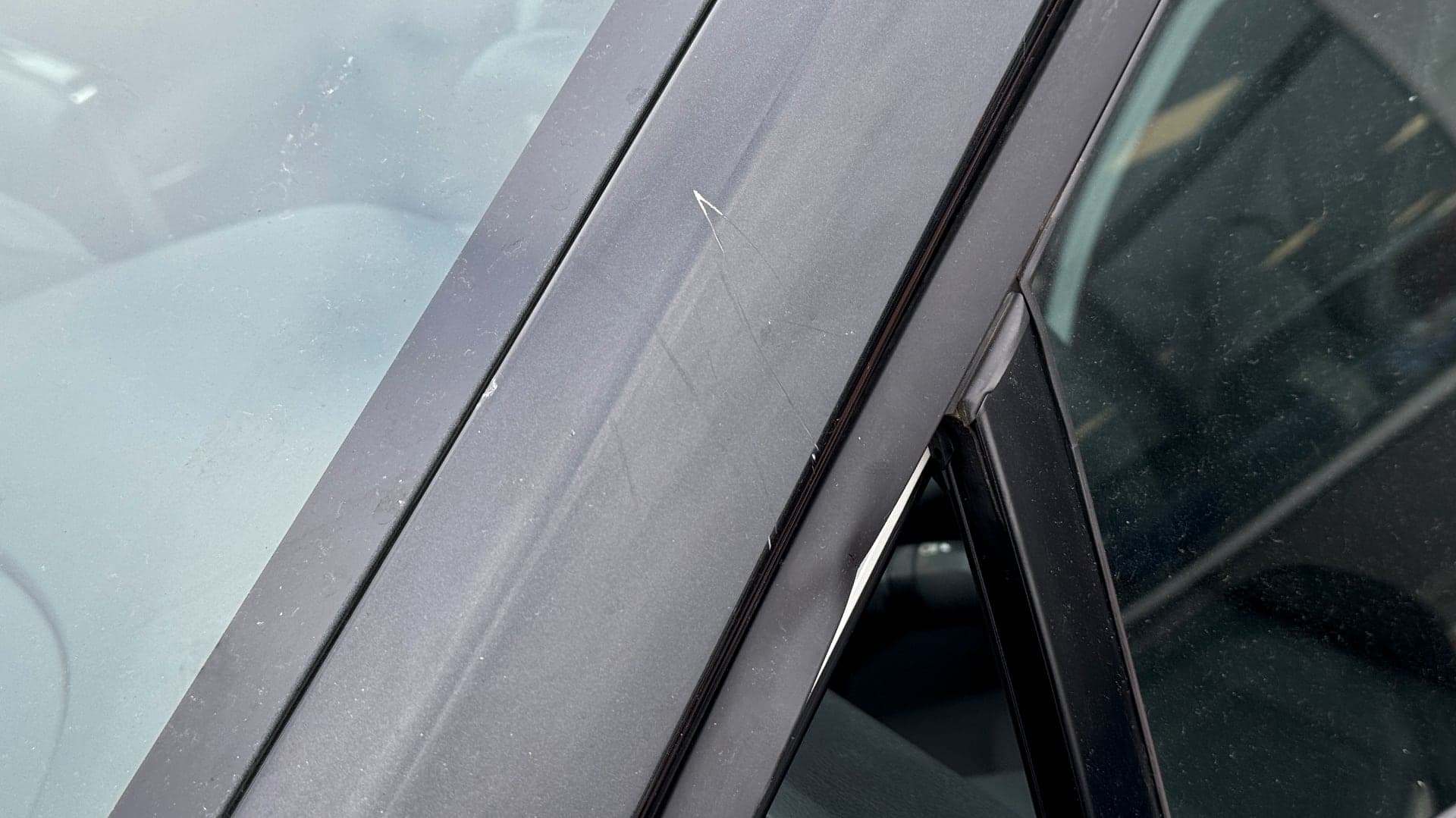 Toyota Corolla vandalismus krádež vloupání přes malé boční okénko