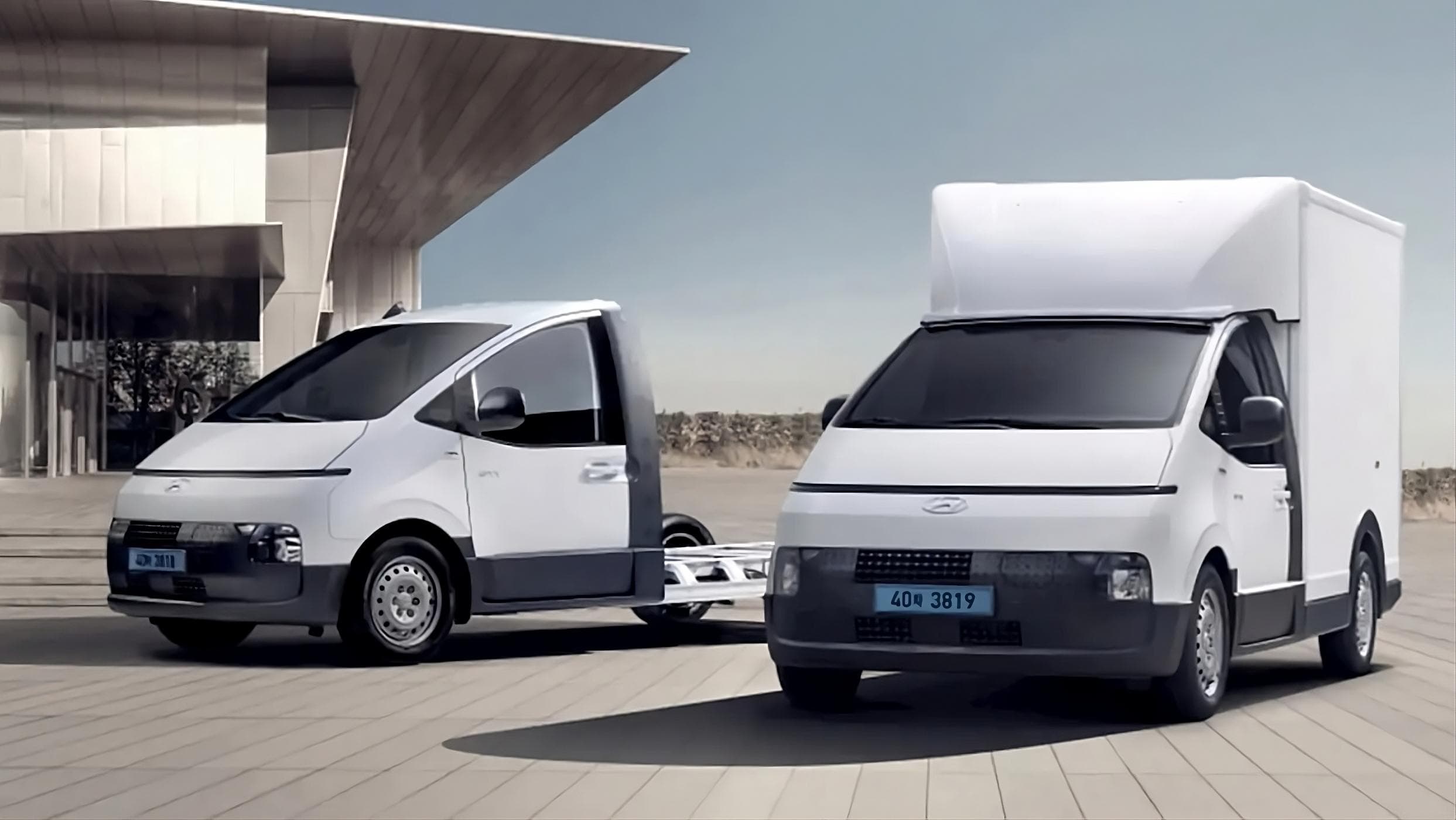 Hyundai ST1 Chassis Cab (vlevo) a Hyundai ST1 High Top (vpravo) | foto: Hyundai Motor Group