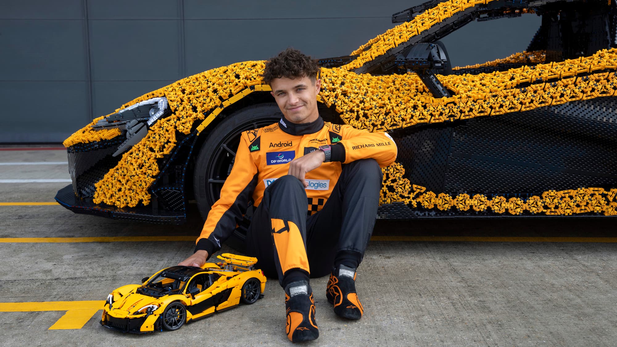 Lando Norris s modely McLarenu P1 z Lega v měřítcích 1:1 a 1:8 | foto: McLaren