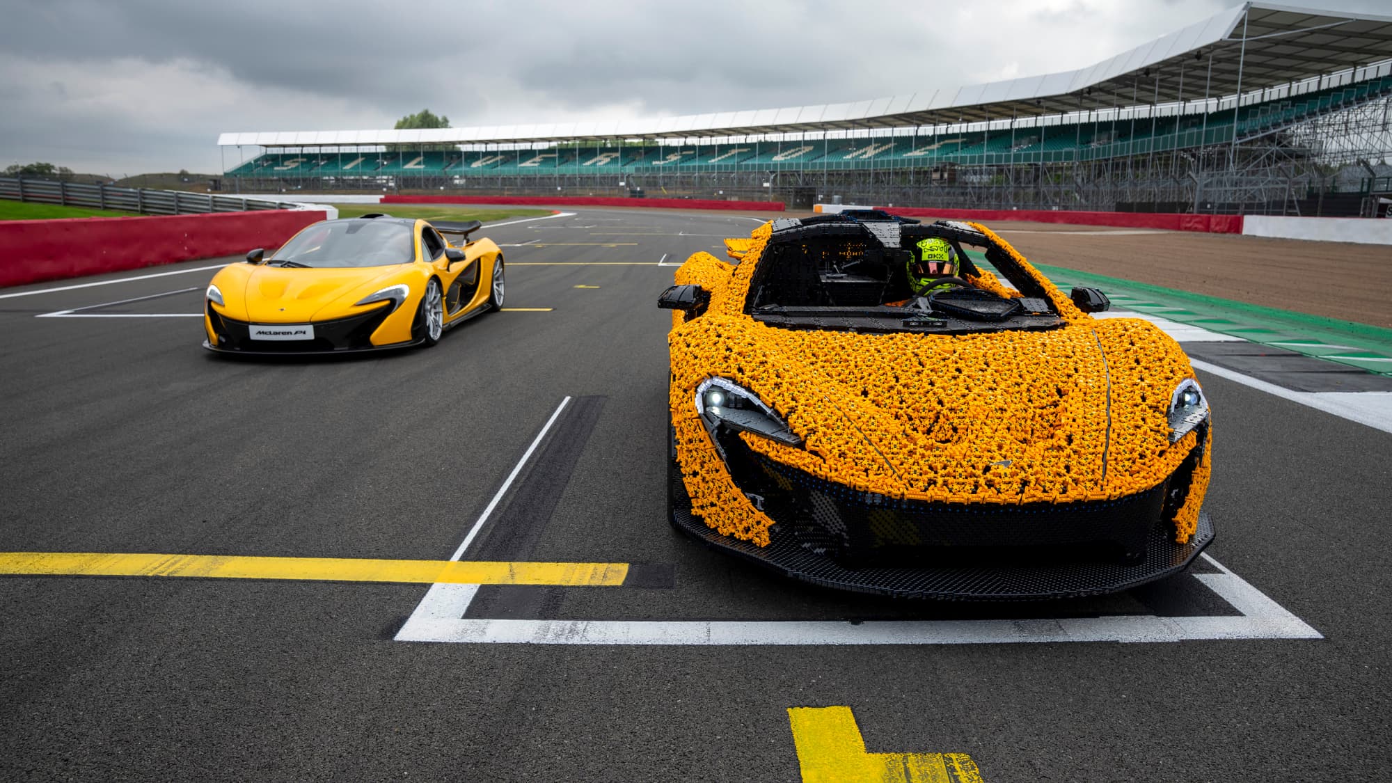 McLaren P1 z Lego Technic vyzkoušel na okruhu Silverstone pilot F1 Lando Norris | foto: McLaren
