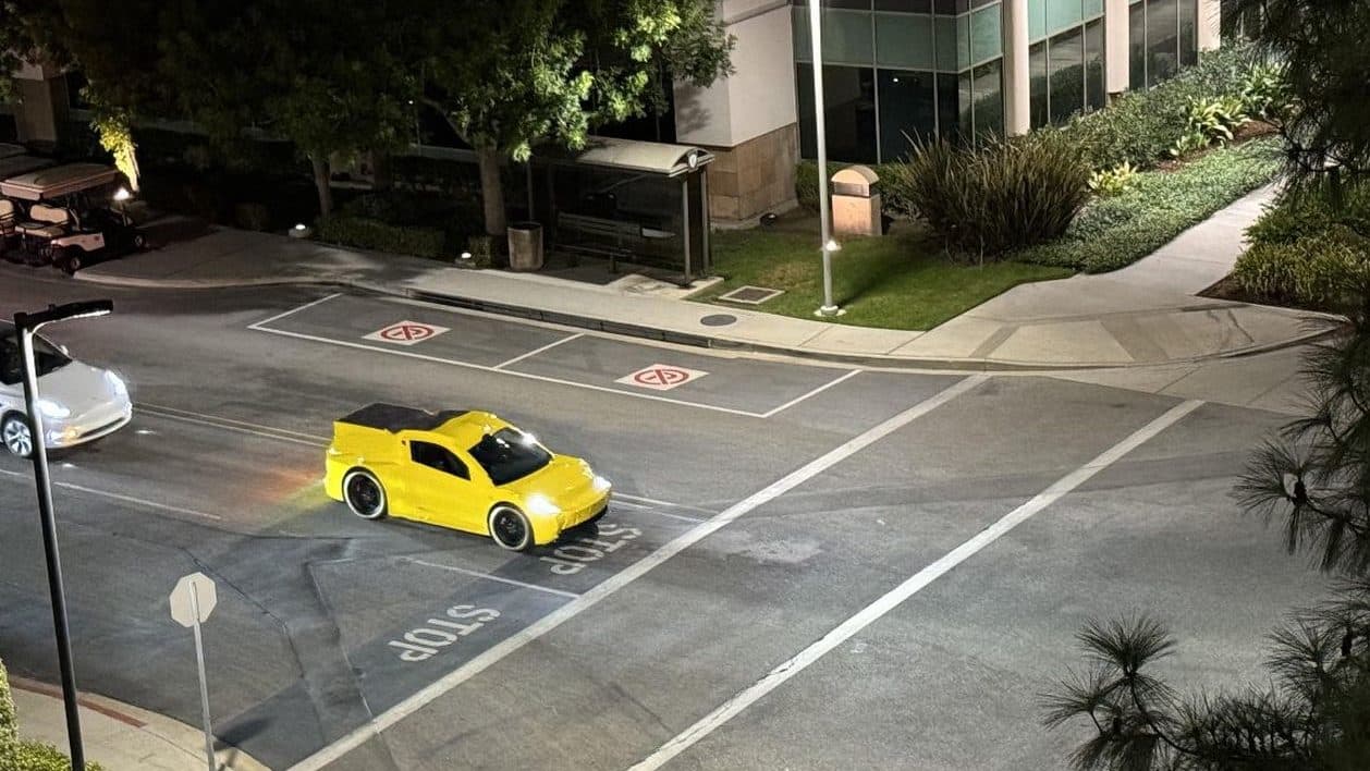 Maskovaný prototyp robotaxi Tesla při nočním testování