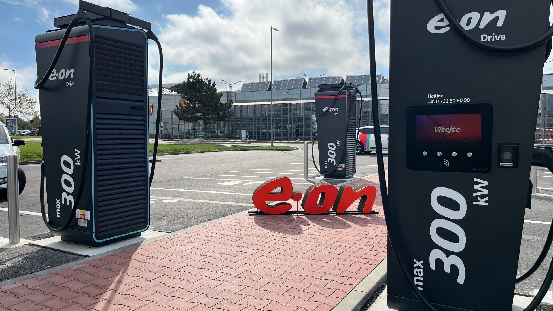 E.ON rychlonabíjecí hub v Českých Budějovicích u hypermarketu Globus