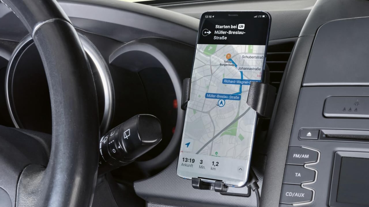 Praktický, bezdrátový držák na mobil do auta z Lidlu | foto: Lidl