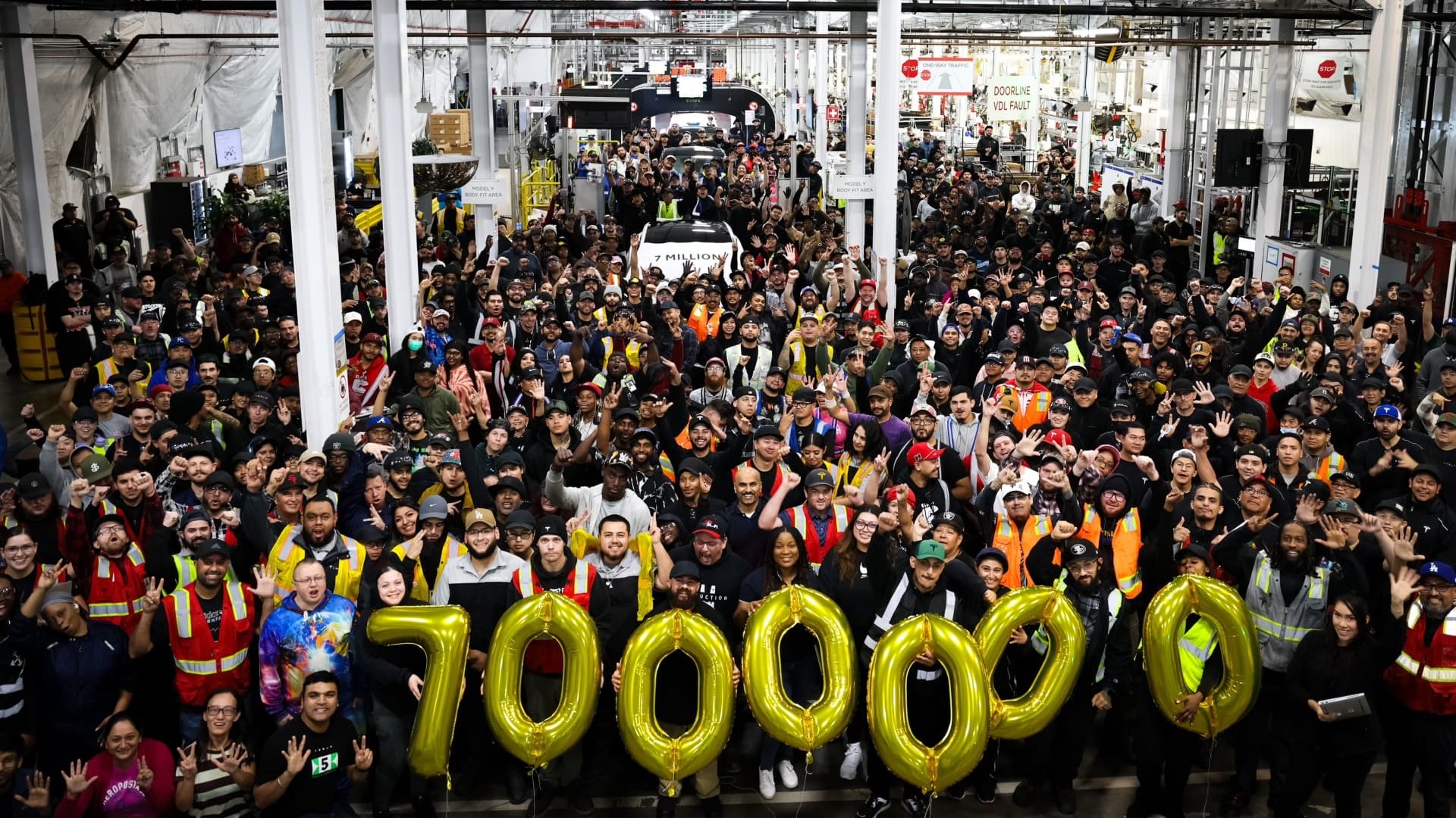 Teslu s pořadovým číslem 7 000 000 vyrobila Gigafactory v kalifornském Fremontu | foto: x.com/Tesla