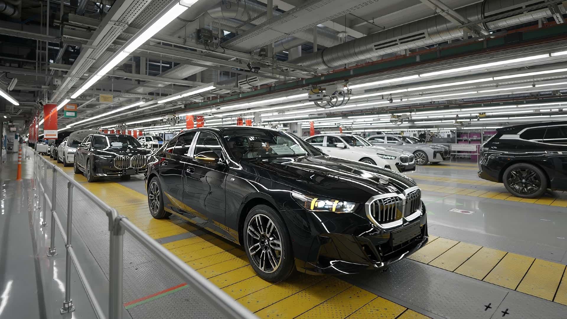 Nová BMW sjíždějí z výrobních linek bez řidičů