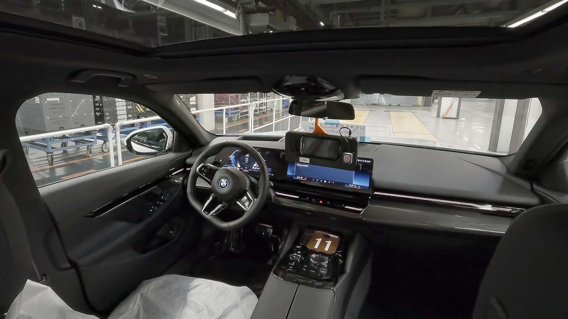 Nová BMW sjíždějí z výrobních linek bez řidičů