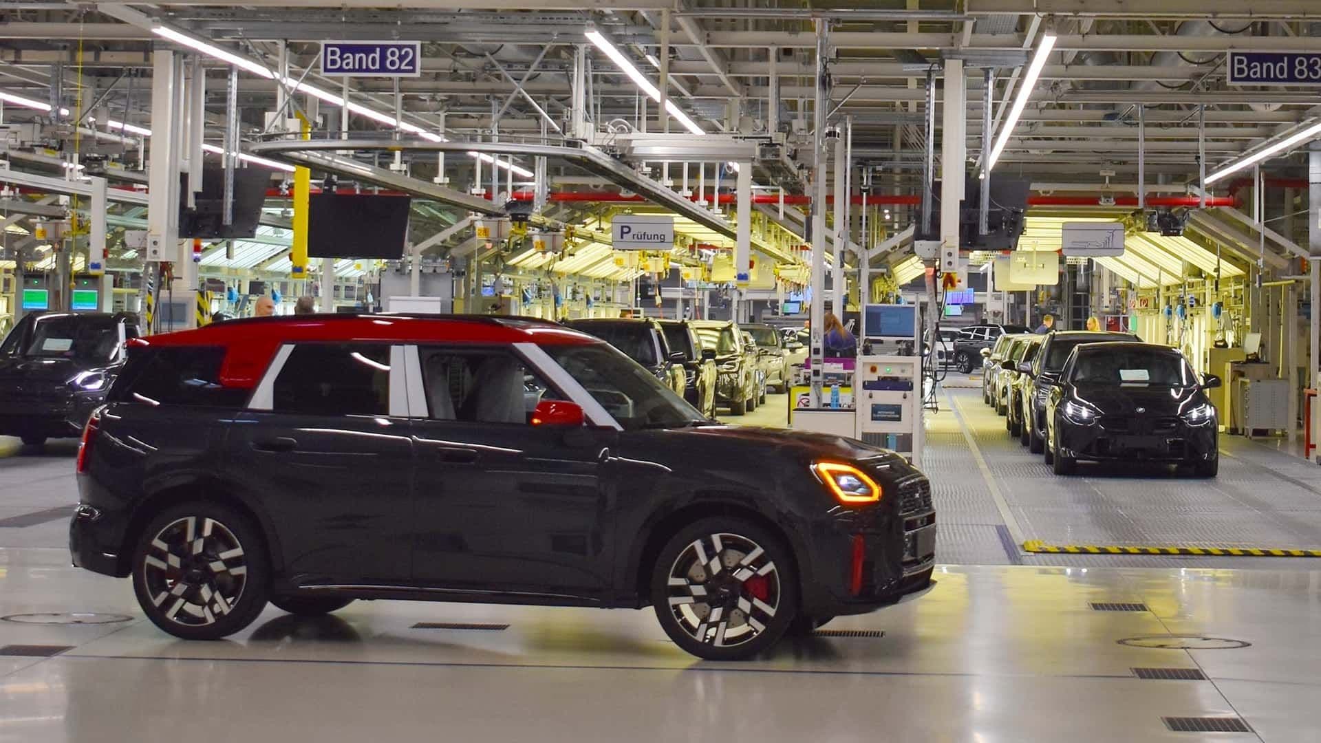 Nová BMW sjíždějí z výrobních linek bez řidičů