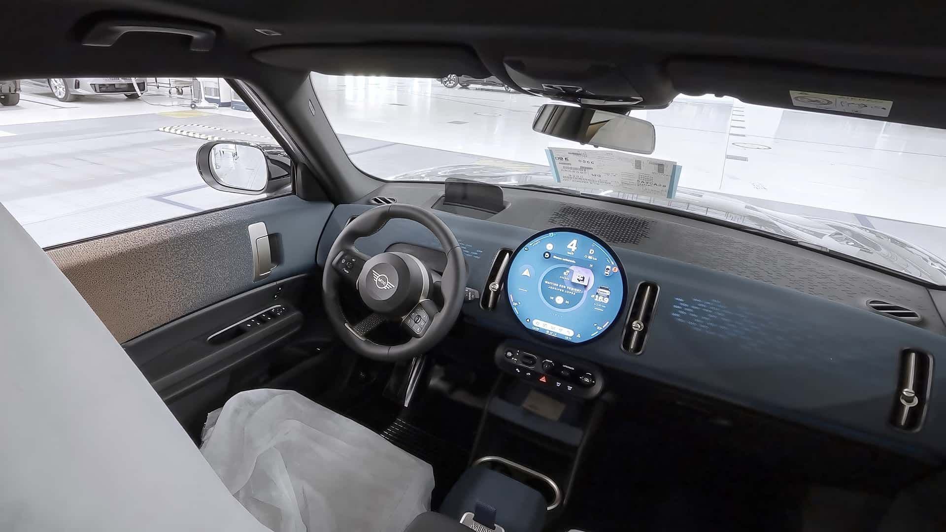 Nová BMW sjíždějí z výrobních linek bez řidičů