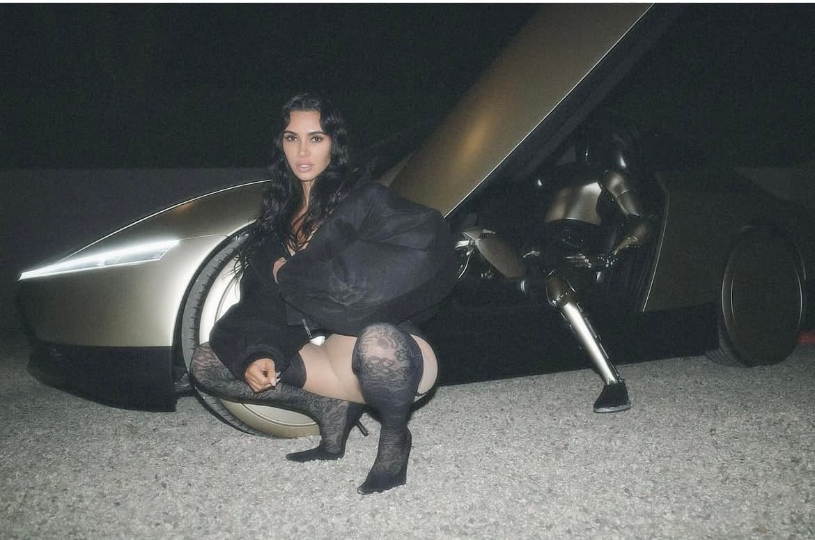 Kim Kardashian pózující vedle vozu Tesla Cybercab s robotem Tesla Optimus | foto: Instagram Kim Kardashian