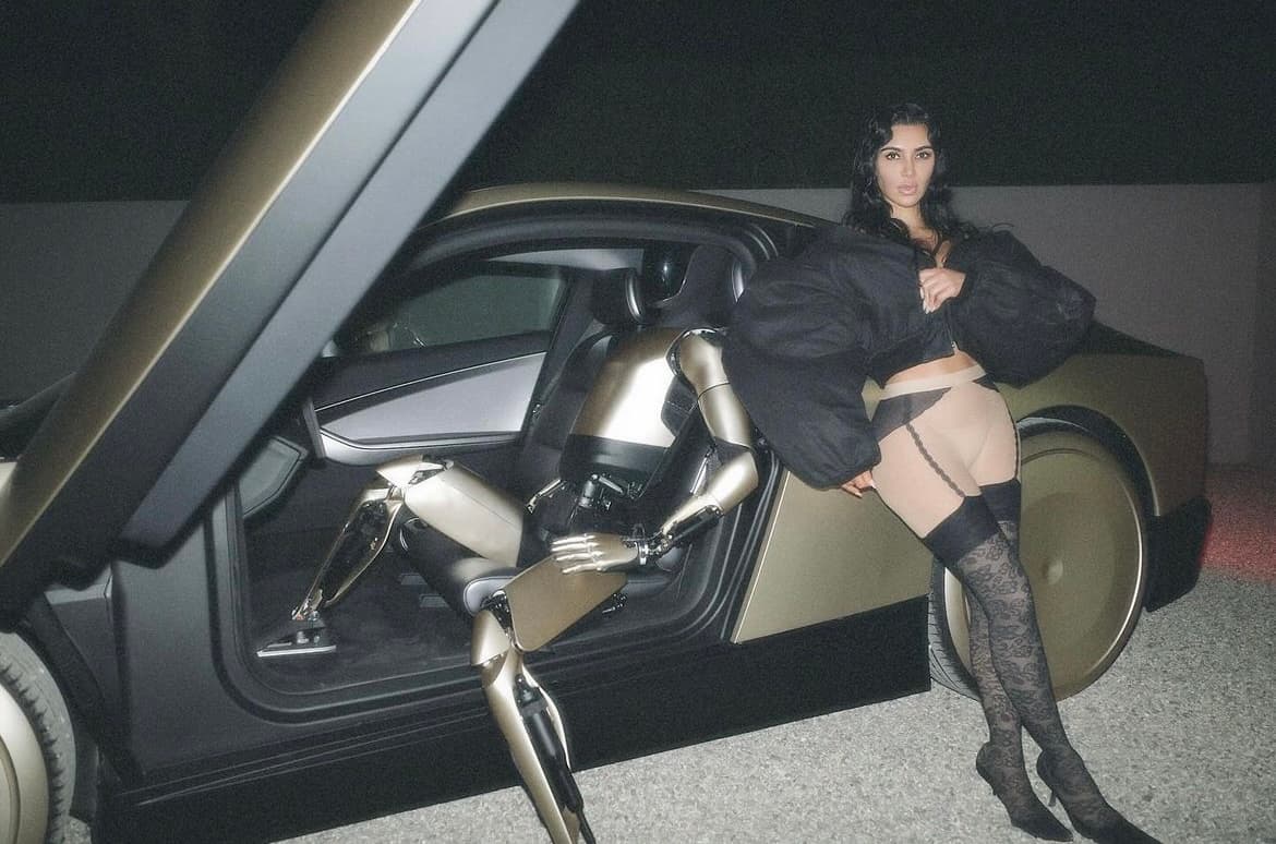 Kim Kardashian pózující vedle vozu Tesla Cybercab s robotem Tesla Optimus | foto: Instagram Kim Kardashian