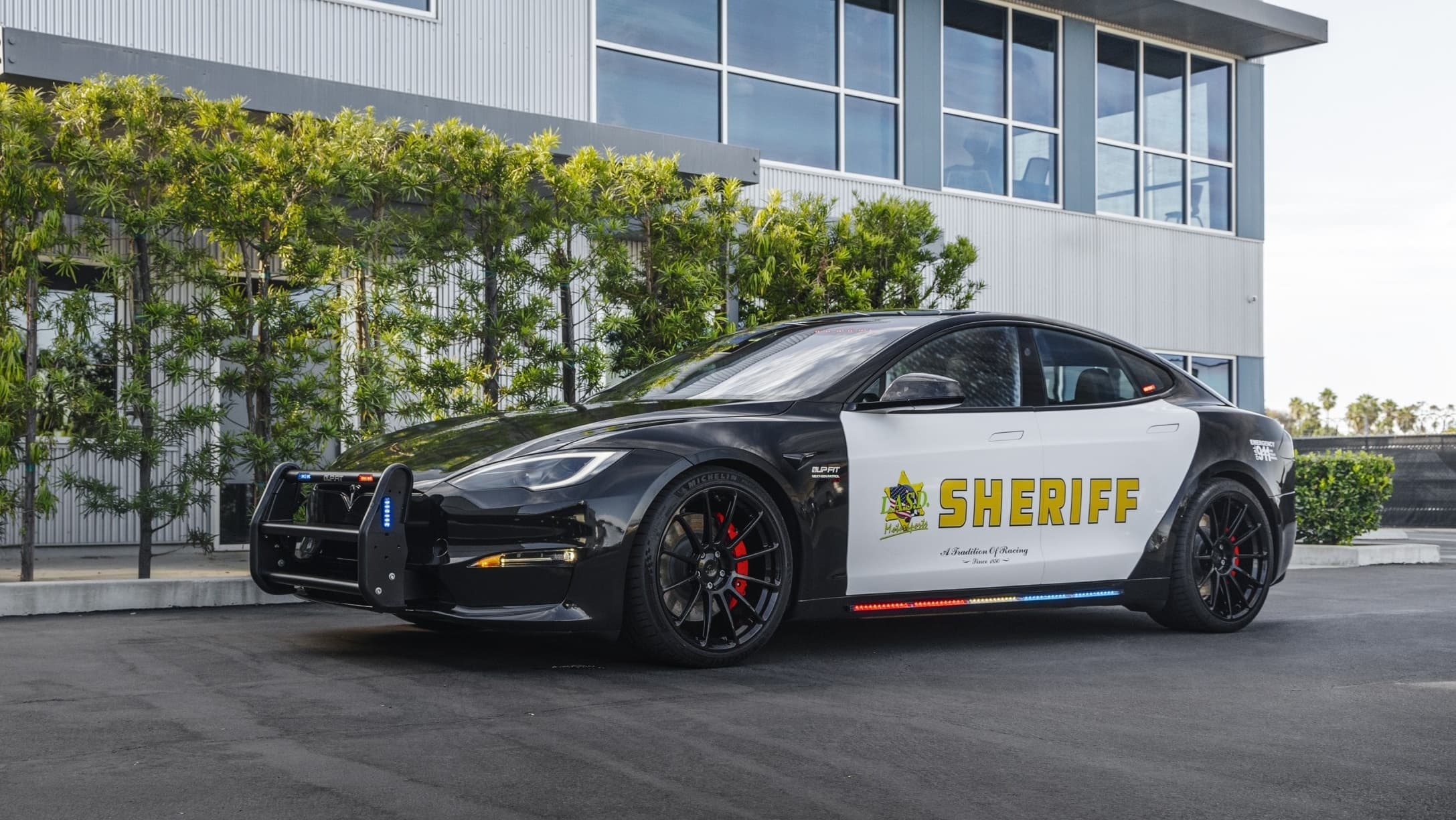 Policejní hlídkový vůz UP.FIT Plaid Pursuit je upravená Tesla Model S Plaid