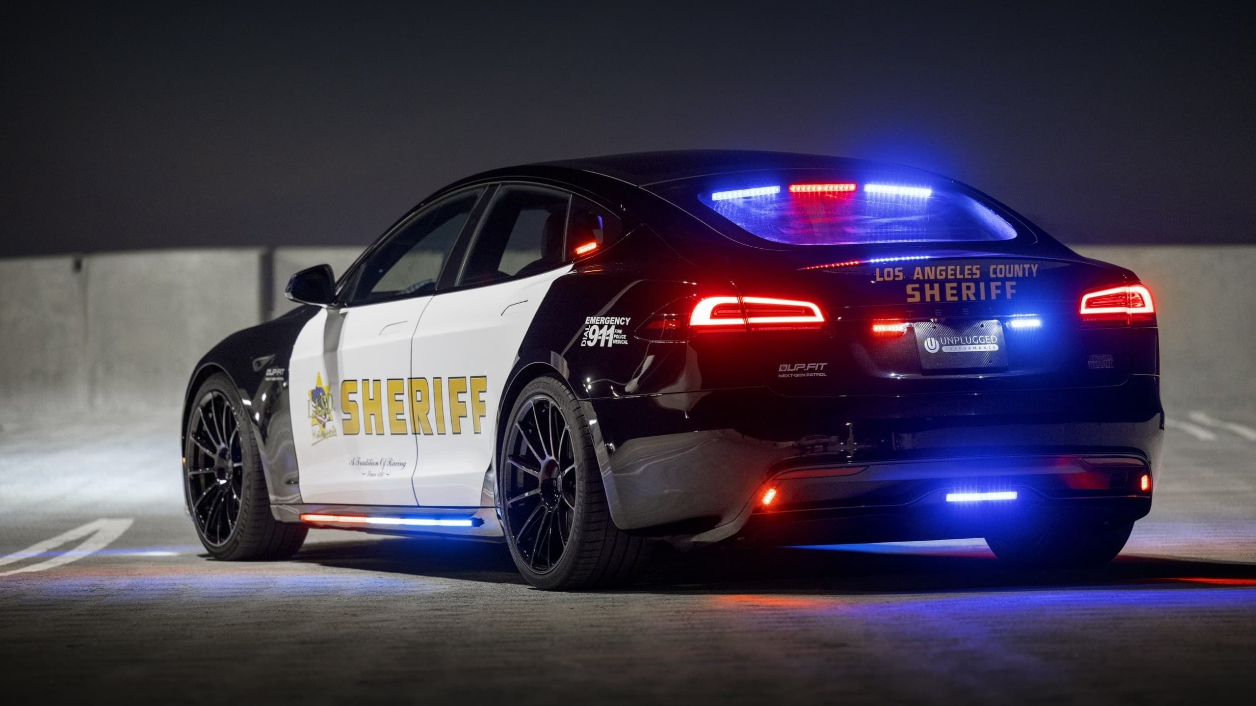 Policejní hlídkový vůz UP.FIT Plaid Pursuit je upravená Tesla Model S Plaid