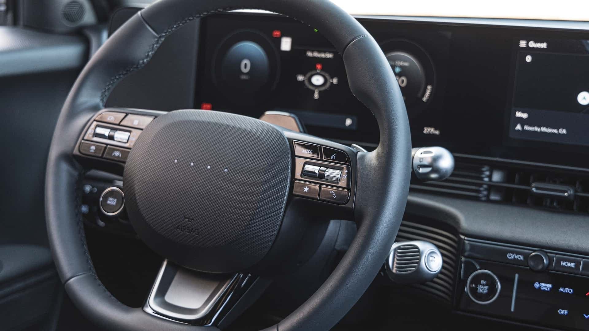 Nové tradičnější ovládání multifunkčního volantu u Ioniq 5 | foto: Hyundai