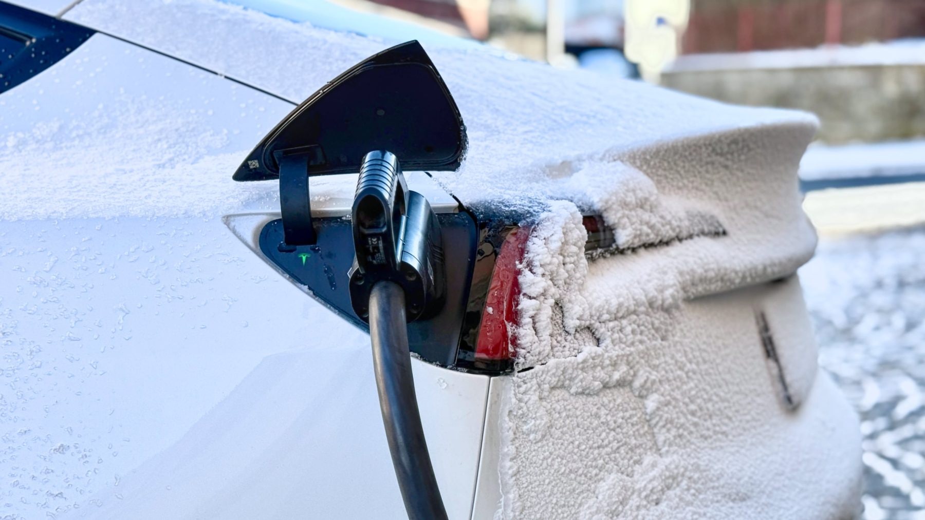Tesla připojená na nabíjecí kabel v zimě | foto: Luboš Srb/Elektrickevozy.cz