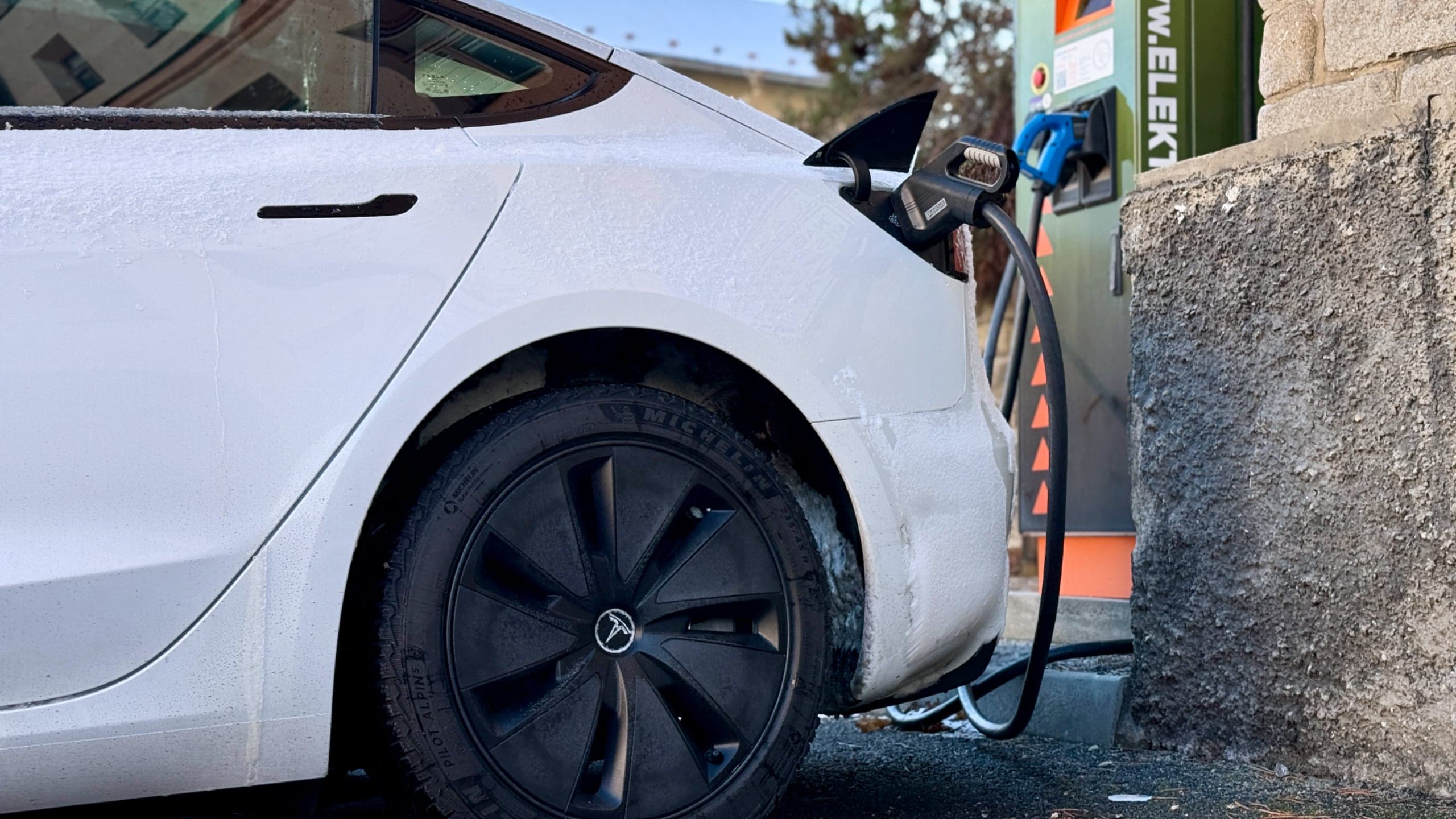 Nabíjení elektromobilu Tesla v zimě | foto: Luboš Srb, Elektrickevozy.cz