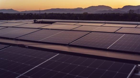 Obří solární park u Slaného: Firma má městu platit a dávat elektřinu zdarma