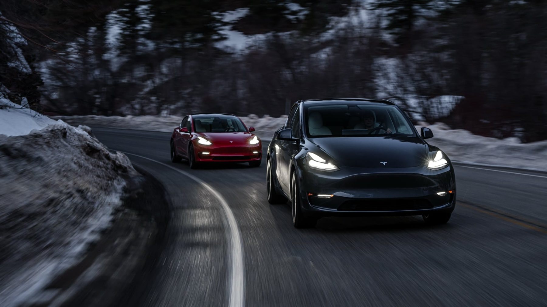 Tesla jedoucí v noci se zapnutými světly | Zdroj: Tesla