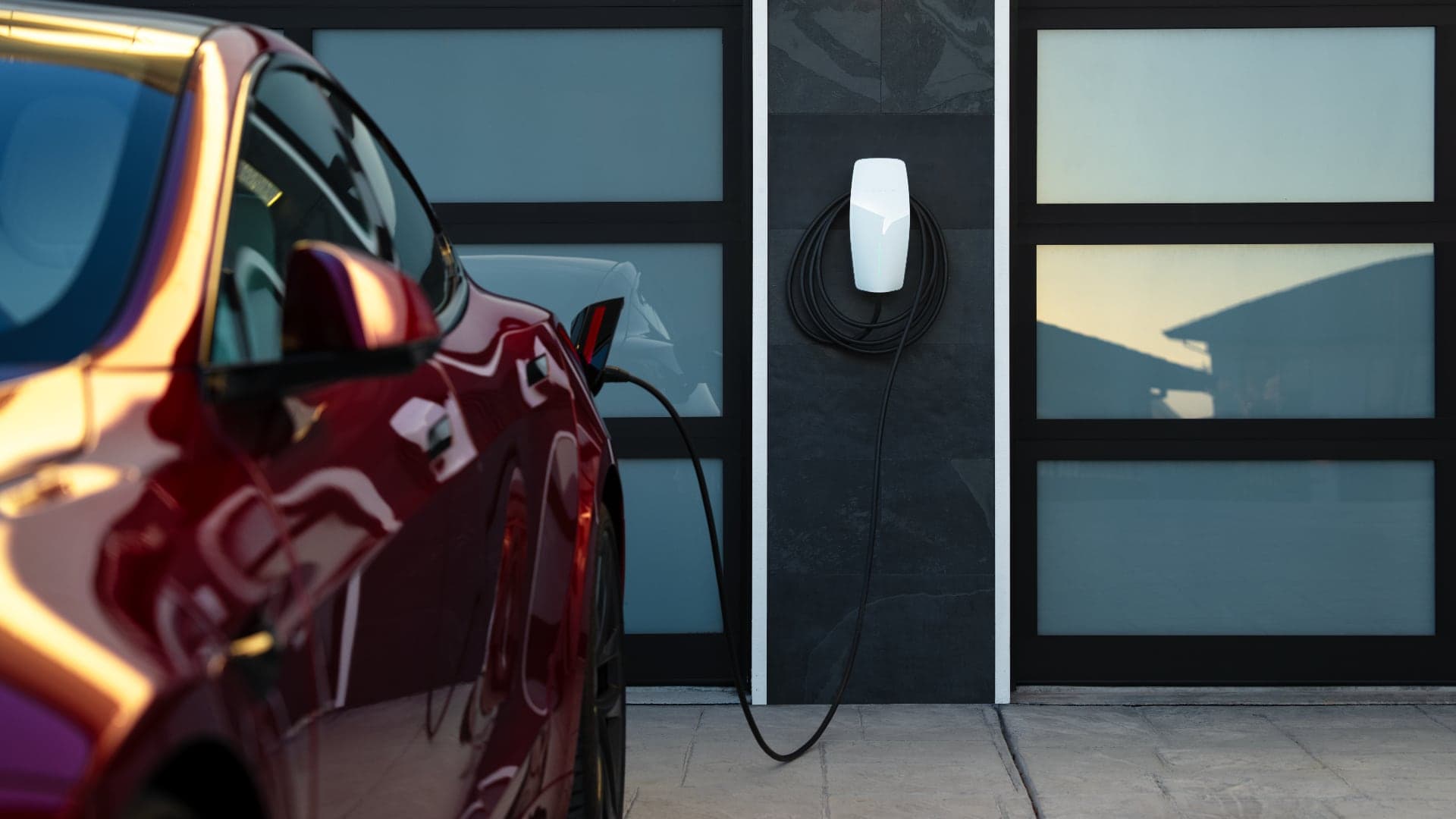 Nabíjení elektromobilu Tesla na domácím wallboxu | foto: Tesla