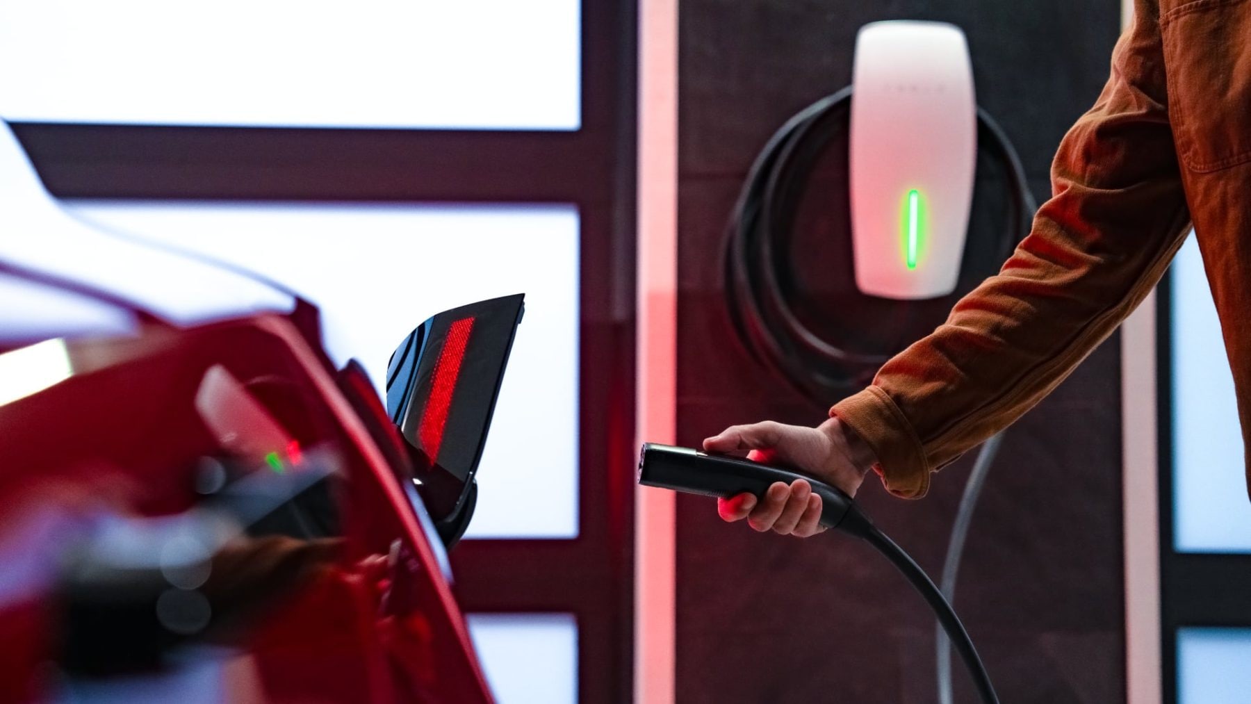 Nabíjení elektromobilu Tesla na domácím wallboxu | Zdroj: Tesla