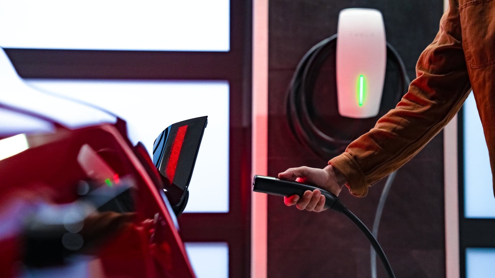 Nabíjení elektromobilu Tesla na domácím wallboxu