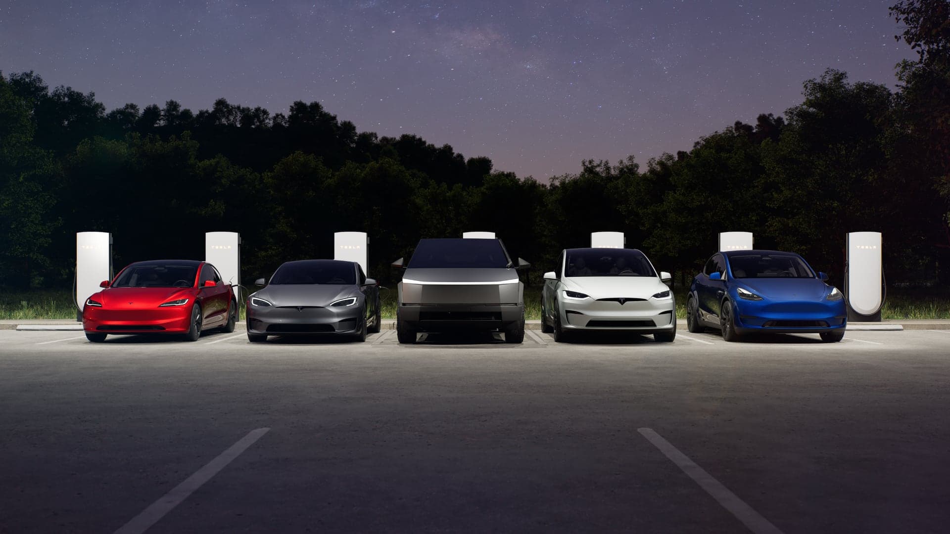 Nabíjení elektromobilů na rychlonabíjecí stanici Tesla Supercharger V4 v noci