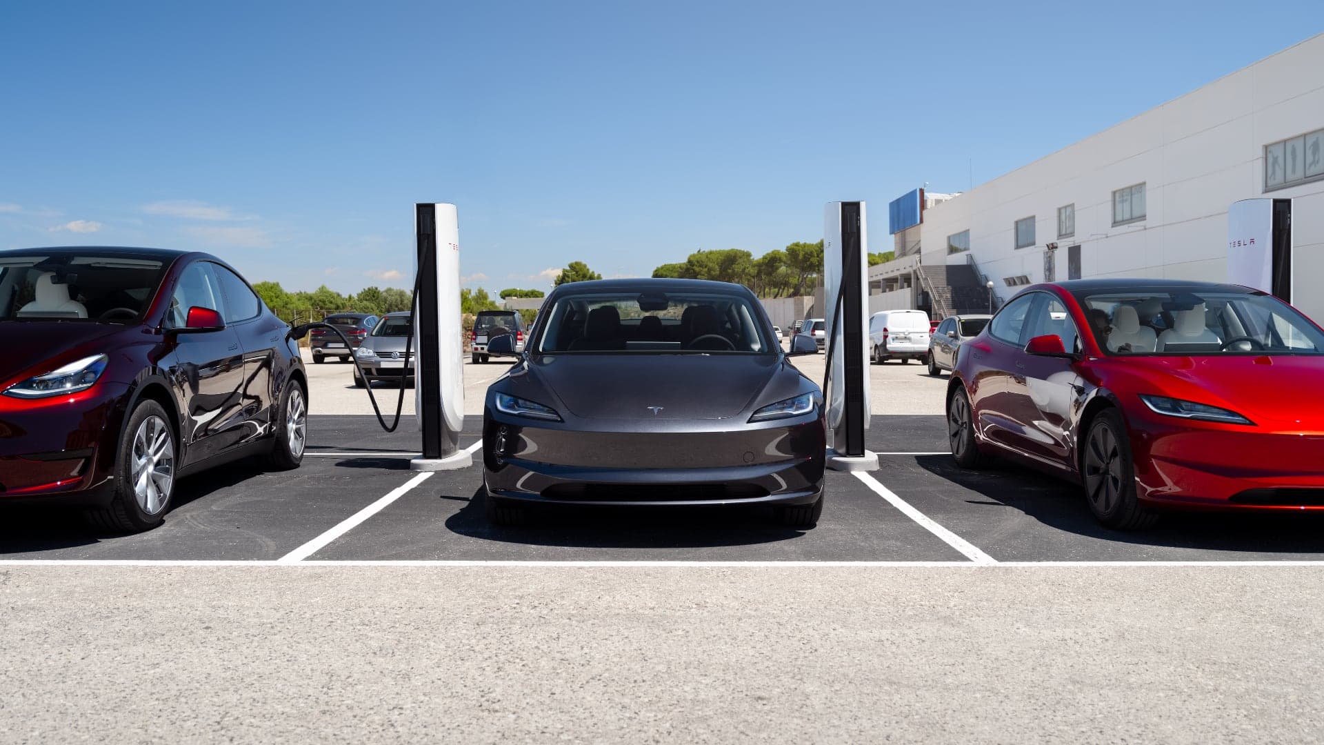 Nabíjení elektromobilů na rychlonabíjecí stanici Tesla Supercharger V4 | foto: Tesla