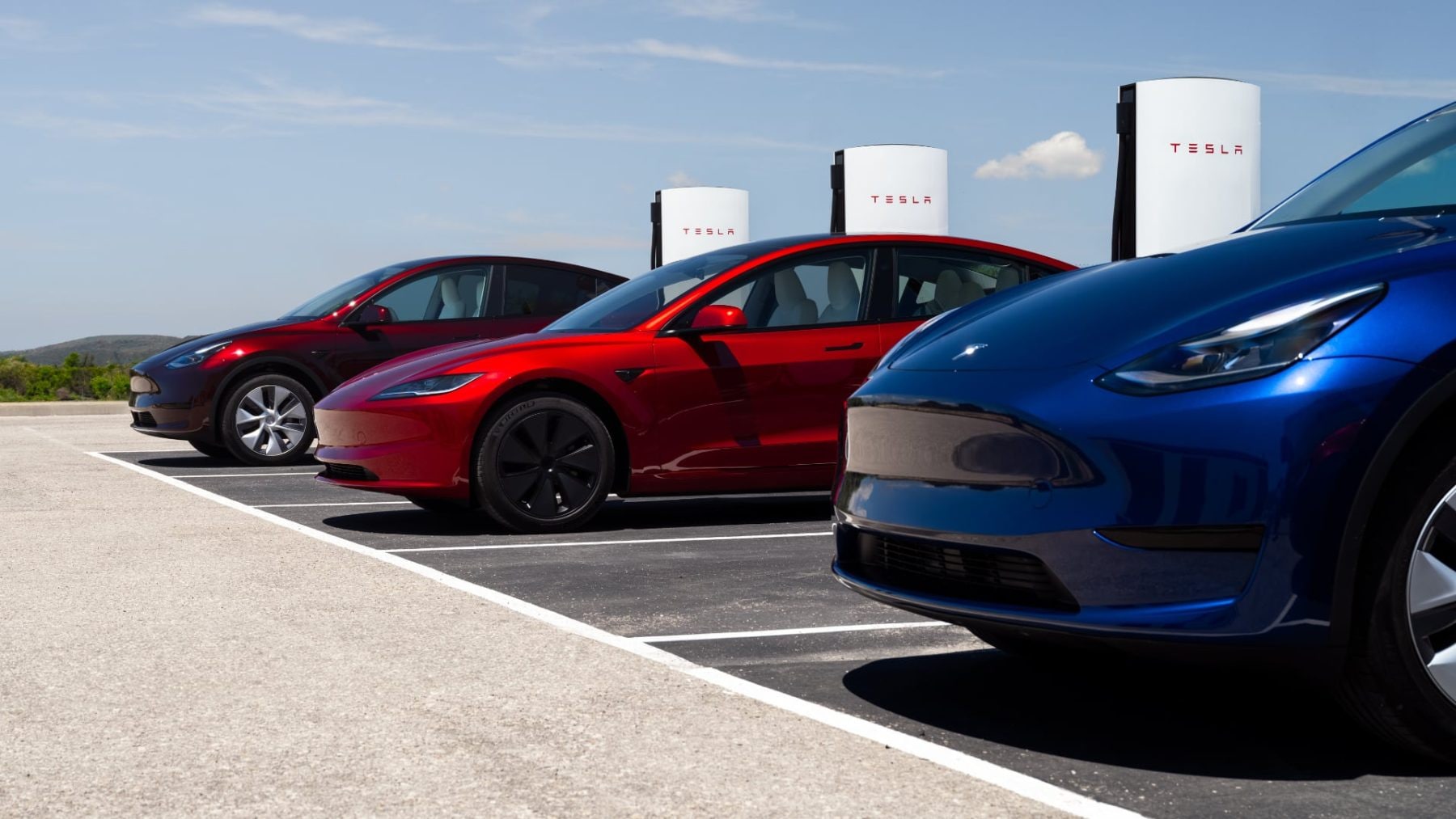 Nabíjení elektromobilů na rychlonabíjecí stanici Tesla Supercharger V4 | foto: Tesla