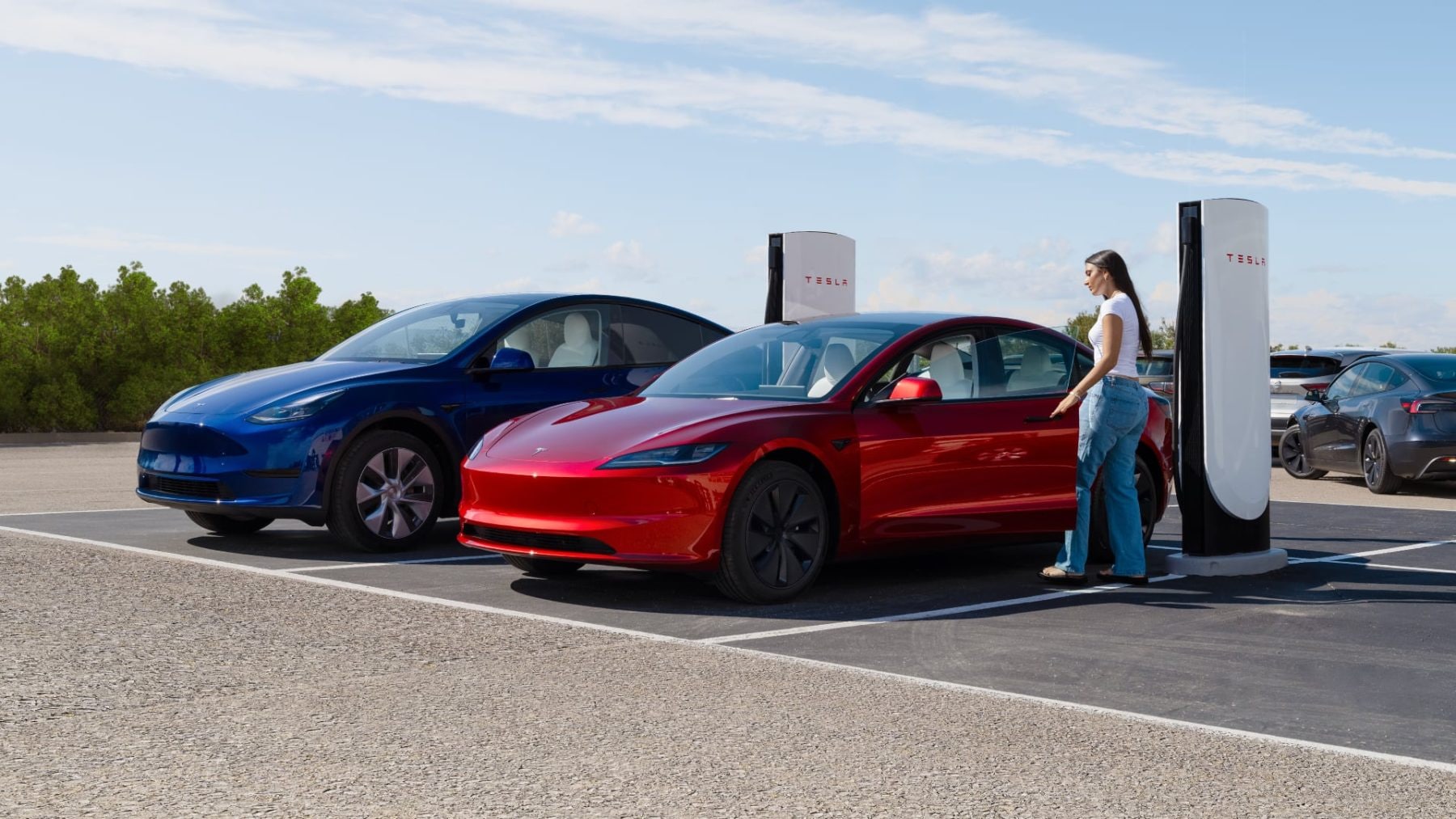Nabíjení elektromobilů na rychlonabíjecí stanici Tesla Supercharger V4