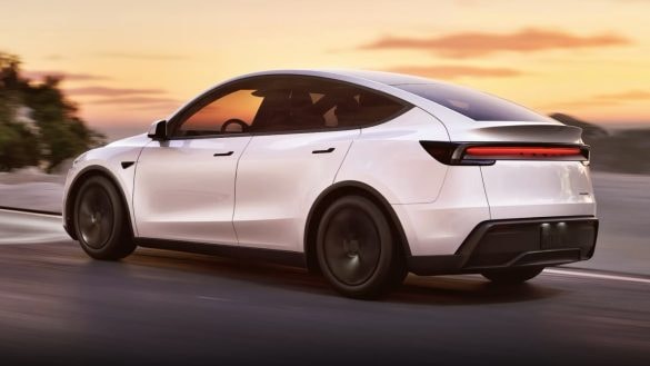 Tesla zavádí revoluční metodu doručení. Vůz přijede sám z továrny až k vám domů