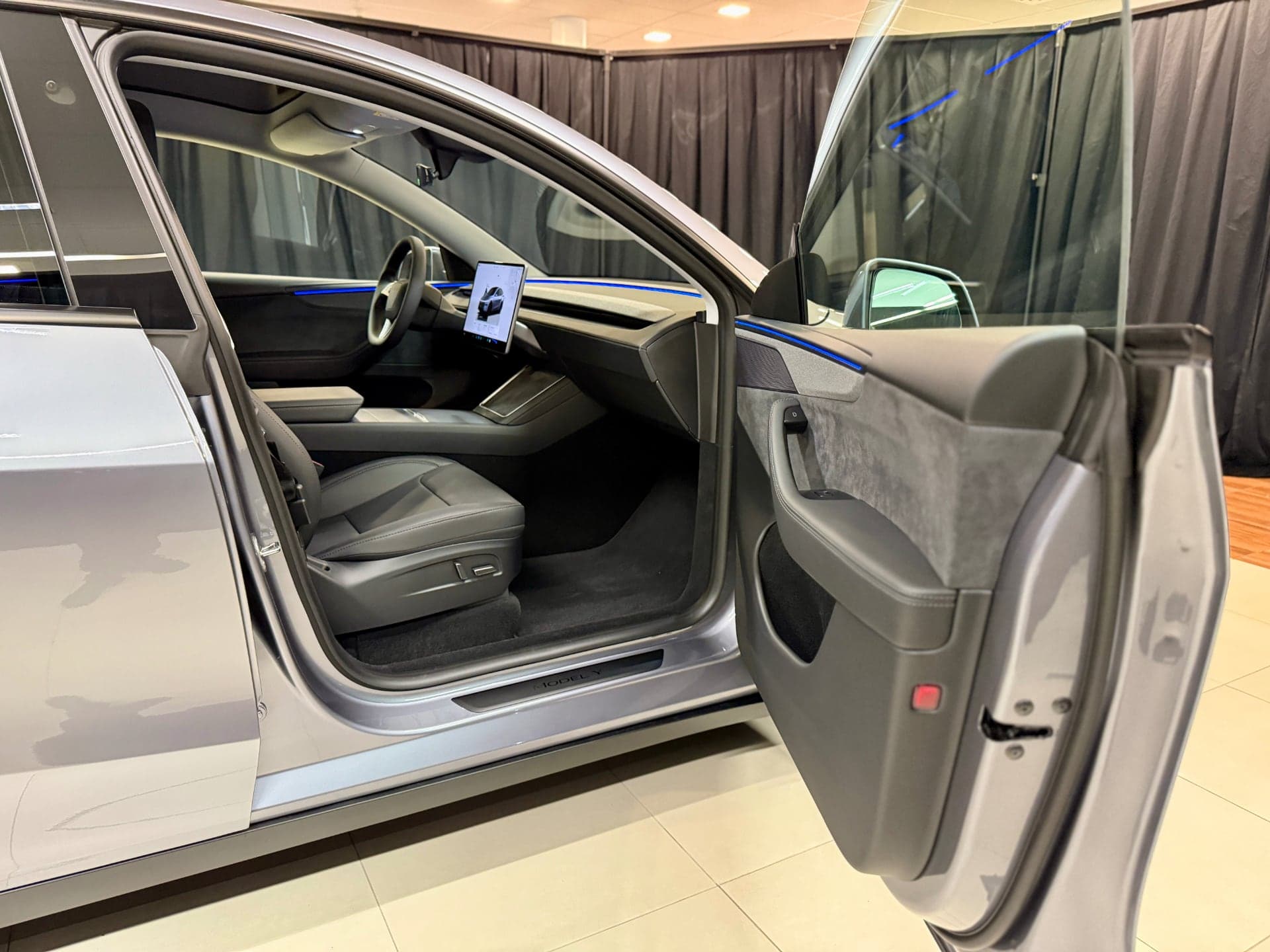 Nástup do vozu Tesla Model Y Juniper | foto: Luboš Srb