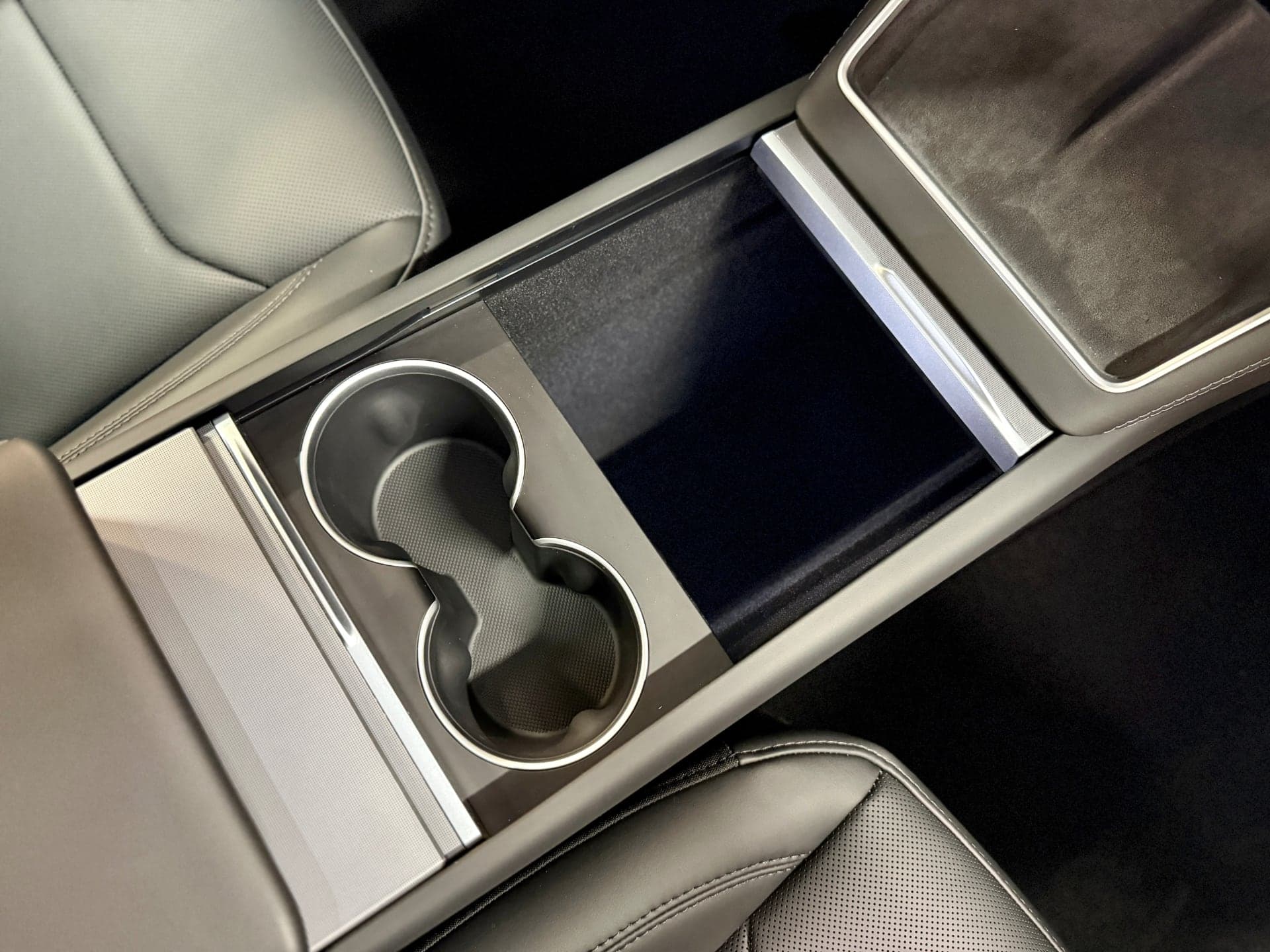 Středový tunel po otevření přihrádek, Tesla Model Y Juniper | foto: Luboš Srb