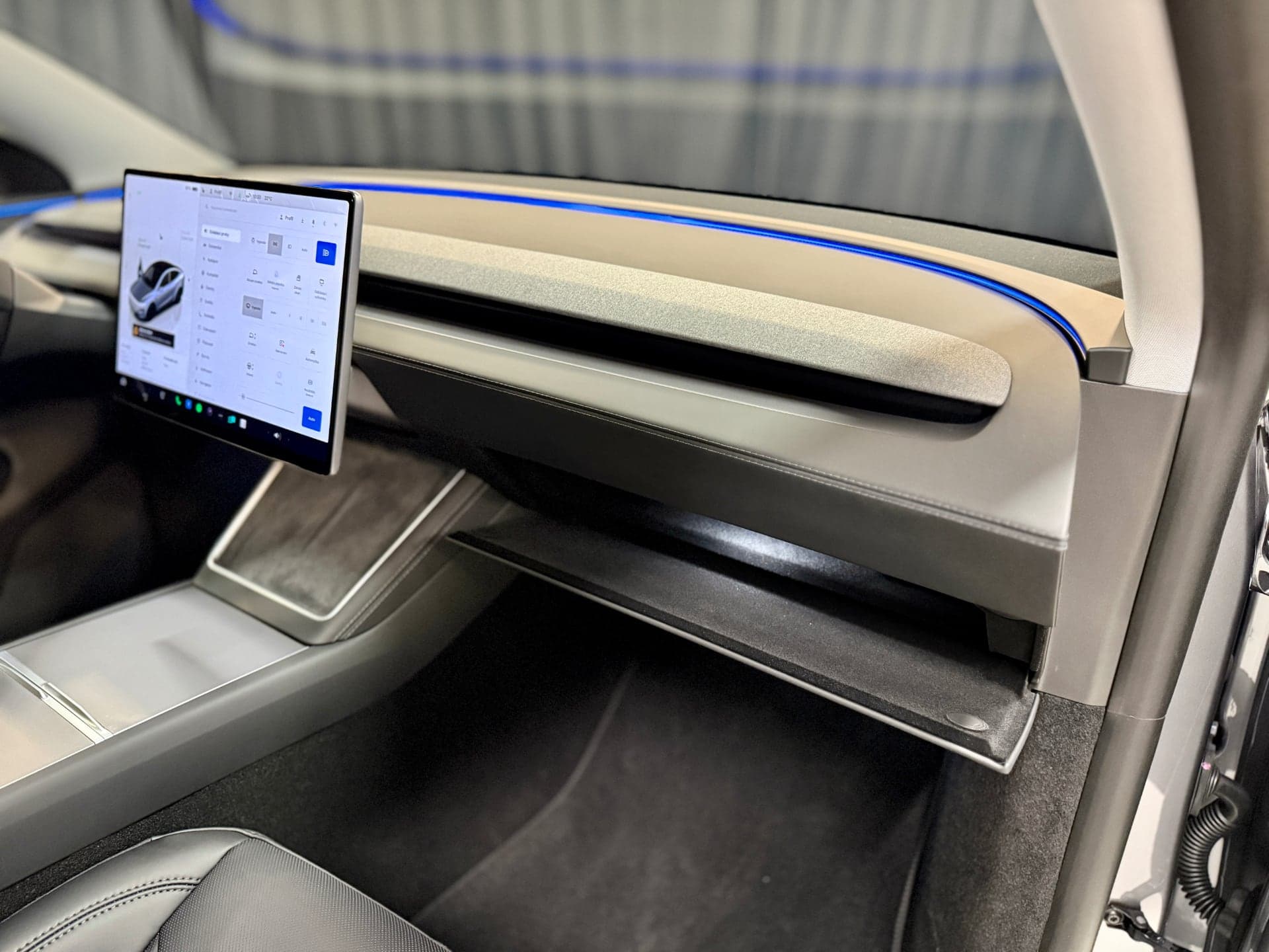 Otevřený glovebox, Tesla Model Y Juniper | foto: Luboš Srb