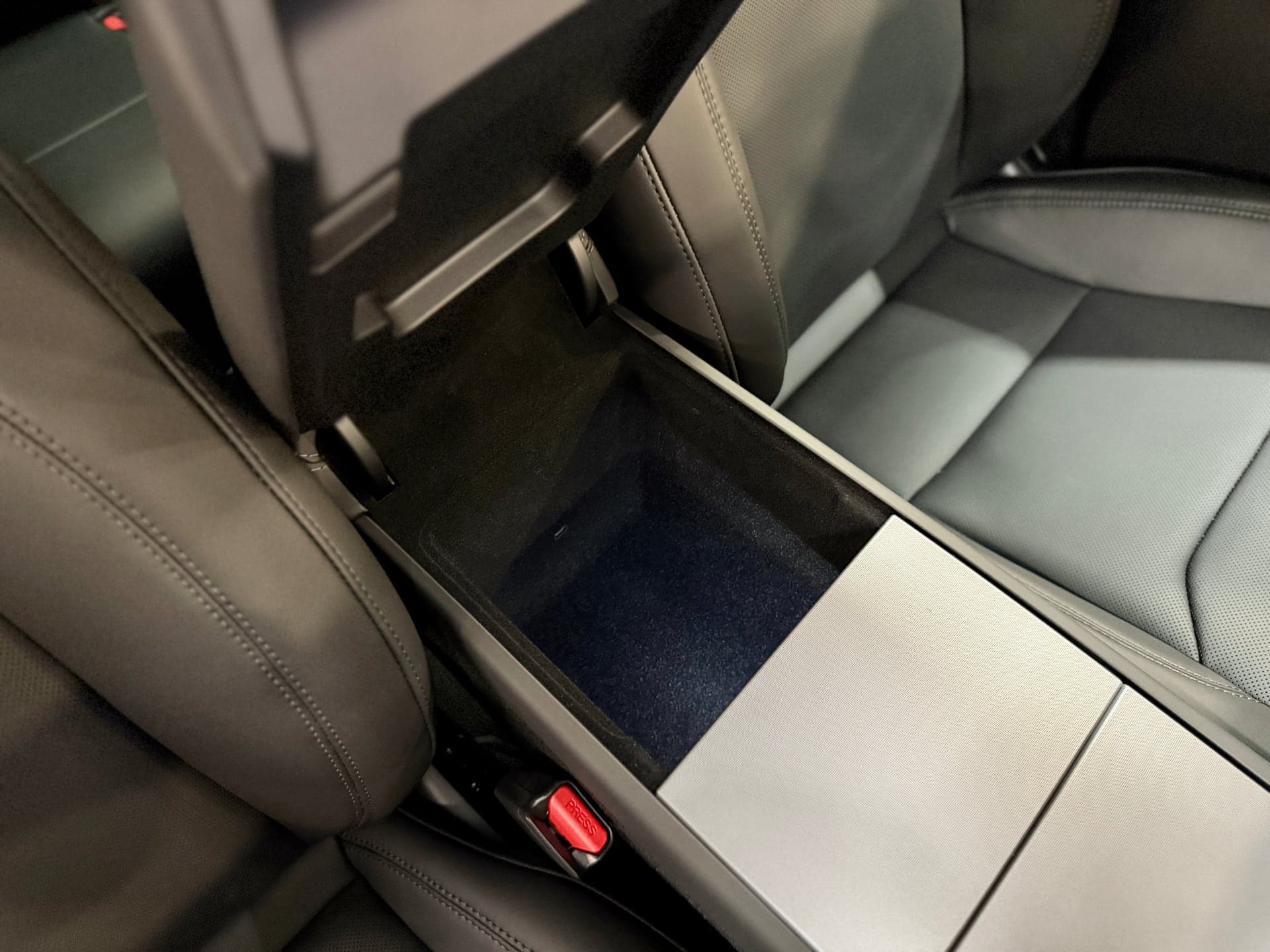 Největší přihrádka ve středovém tunelu, Tesla Model Y Juniper | foto: Luboš Srb