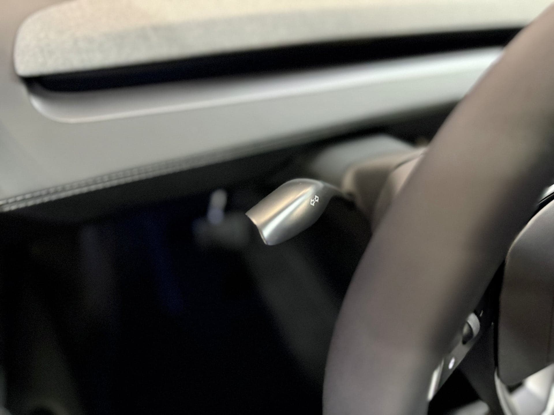 Páčka na blinkry, Tesla Model Y Juniper | foto: Luboš Srb