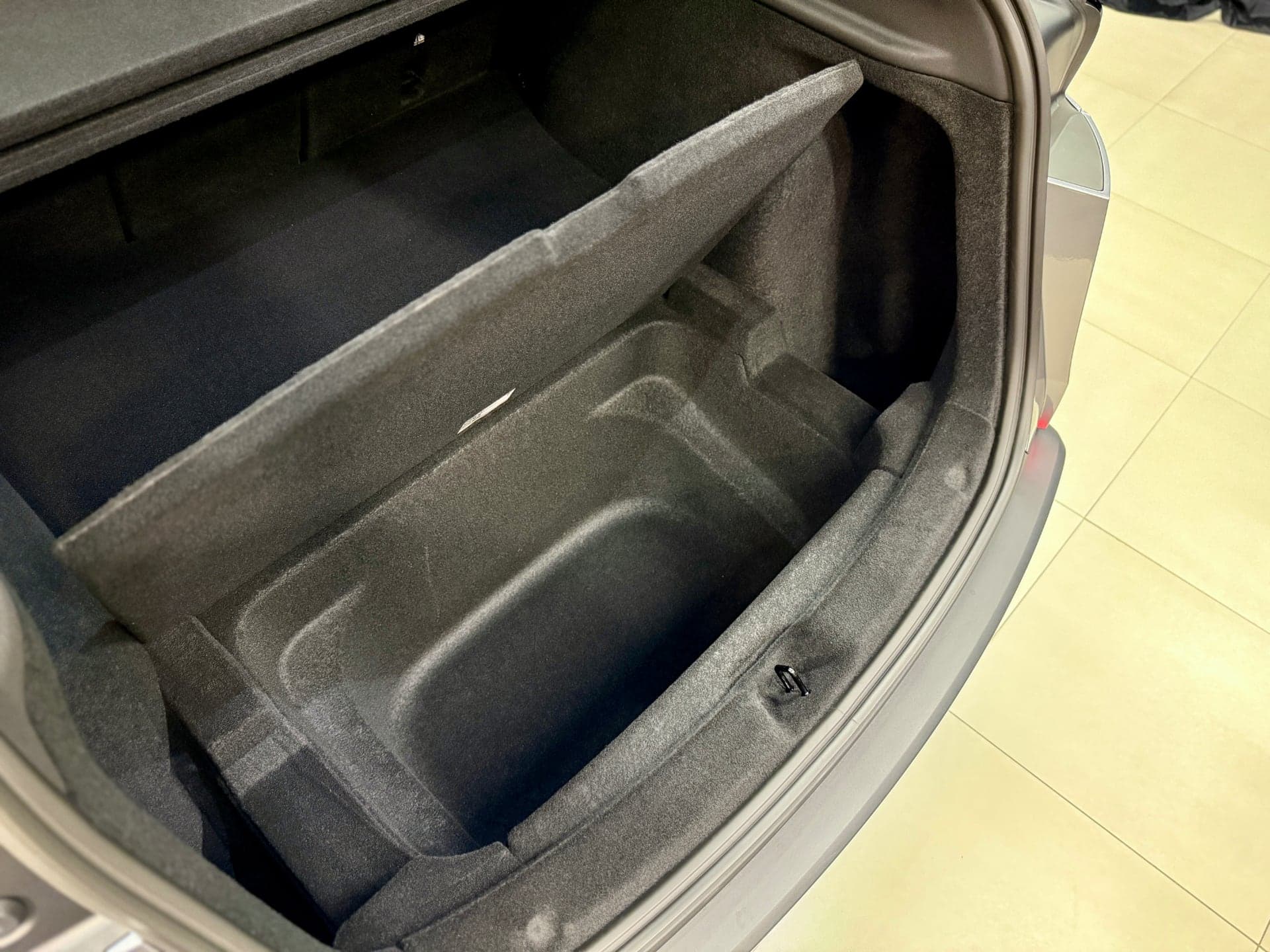 Dno v zadním kufru, Tesla Model Y Juniper | foto: Luboš Srb