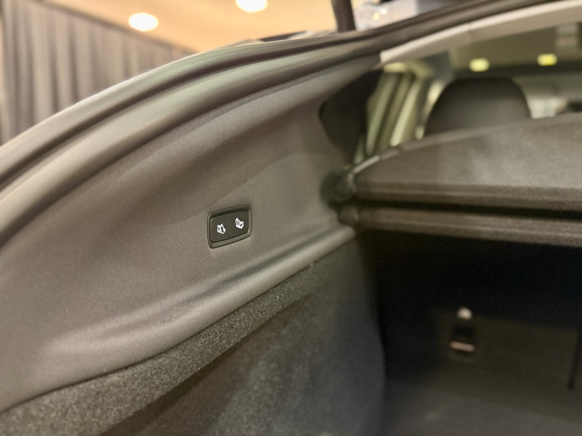 Tlačítka pro elektrické sklopení zadních sedadel, Tesla Model Y Juniper | foto: Luboš Srb