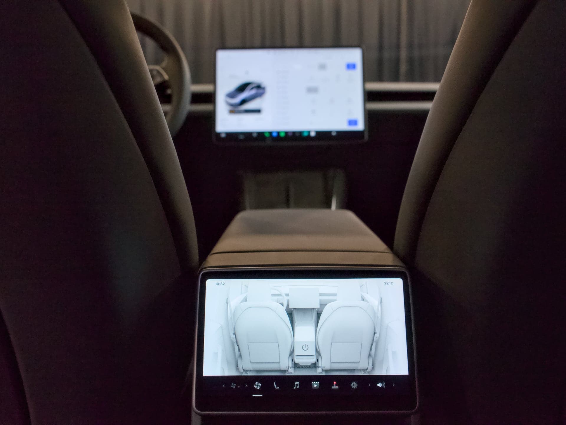 Dvojice dotykových displejů, Tesla Model Y Juniper | foto: Luboš Srb