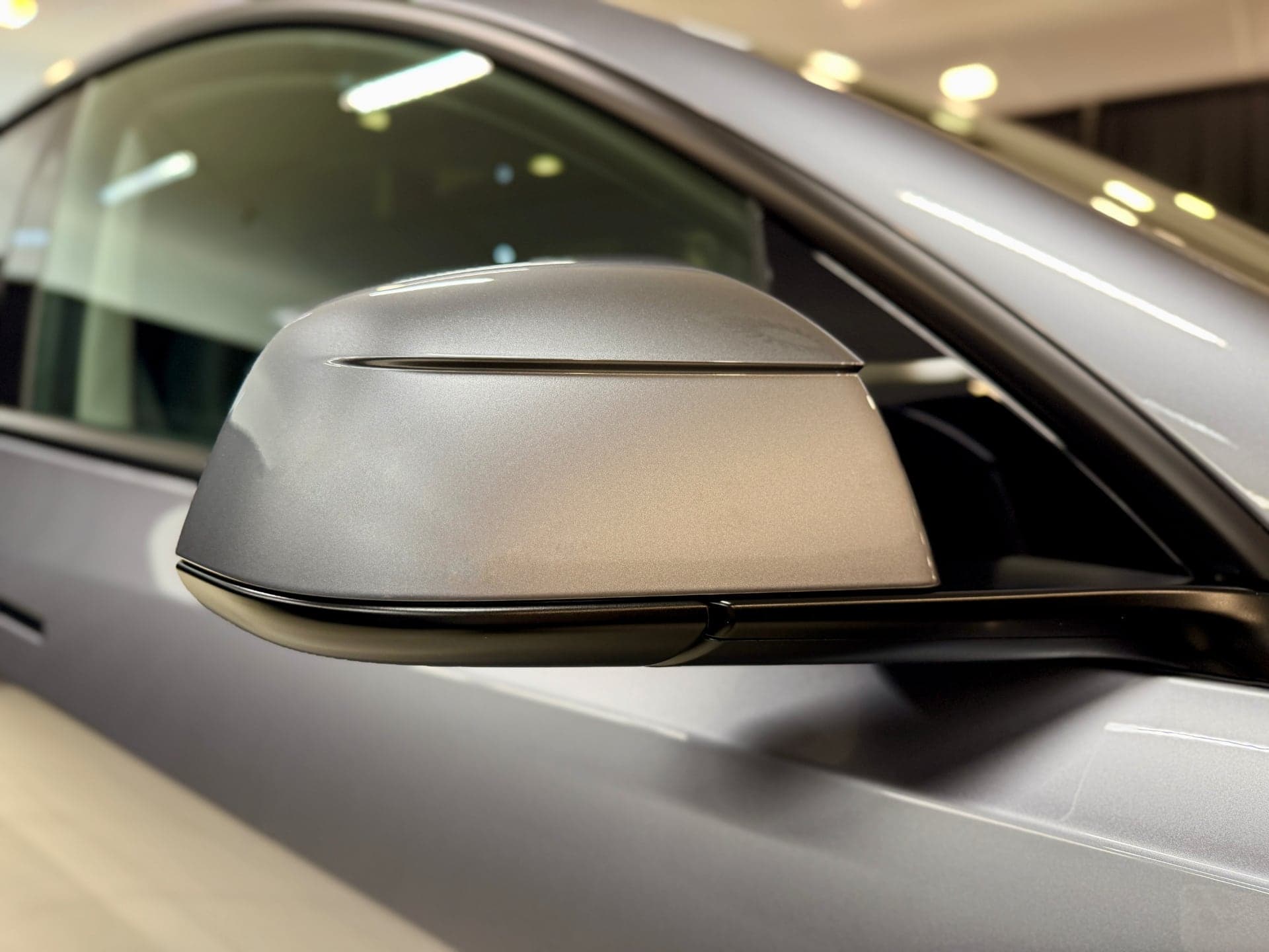 Tesla Model Y Juniper a detail zpětného zrcátka | foto: Luboš Srb